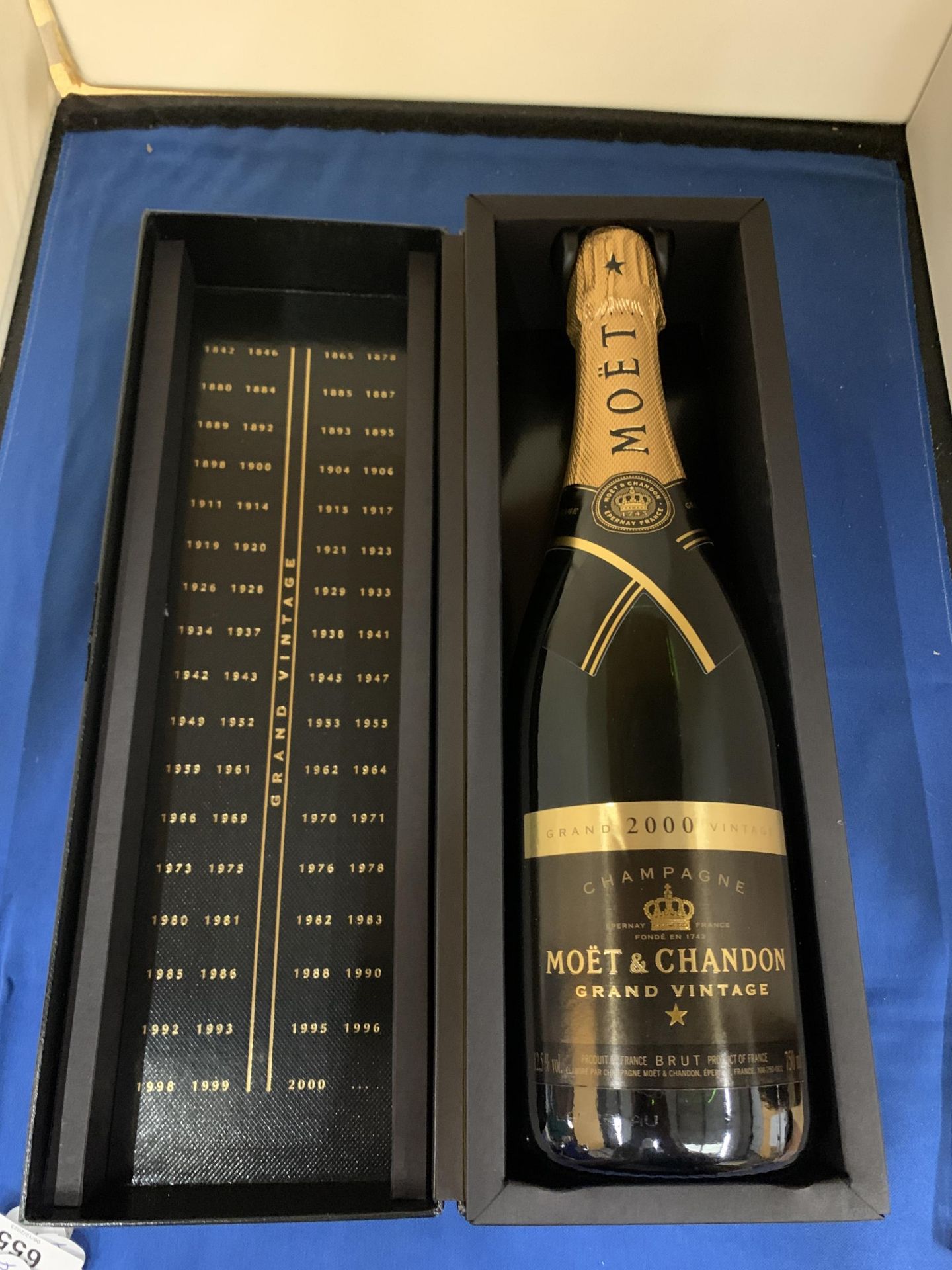 A BOXED BOTTLE OF MOET AND CHANDON GRAND VINTAGE 2000 CHAMPAGNE