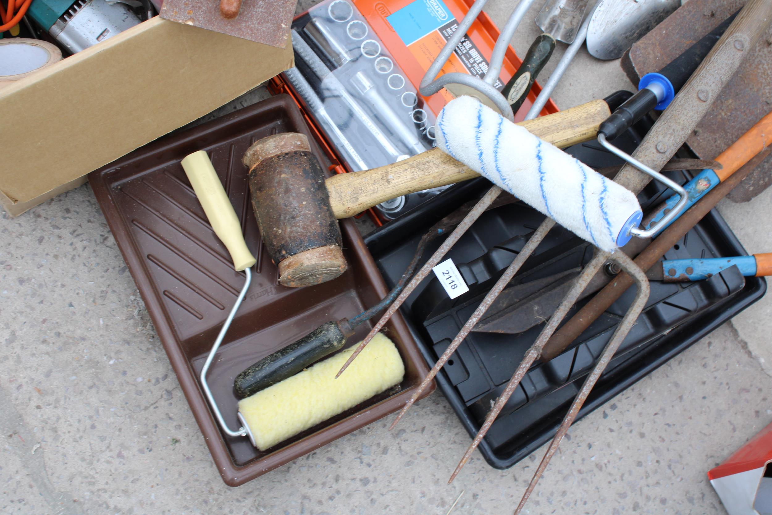 AN ASSORTMENT OF TOOLS TO INCLUDE A SPADE, A SHOVEL AND HAND TOOLS ETC - Image 5 of 5