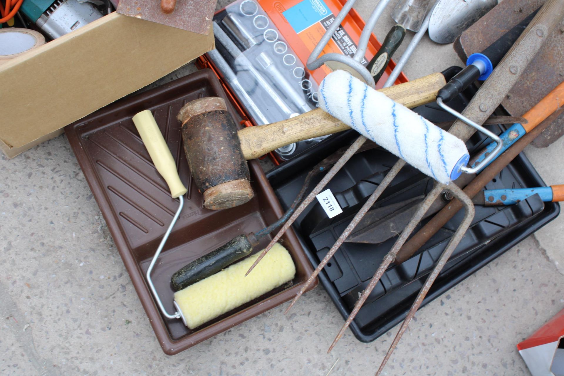 AN ASSORTMENT OF TOOLS TO INCLUDE A SPADE, A SHOVEL AND HAND TOOLS ETC - Image 5 of 5