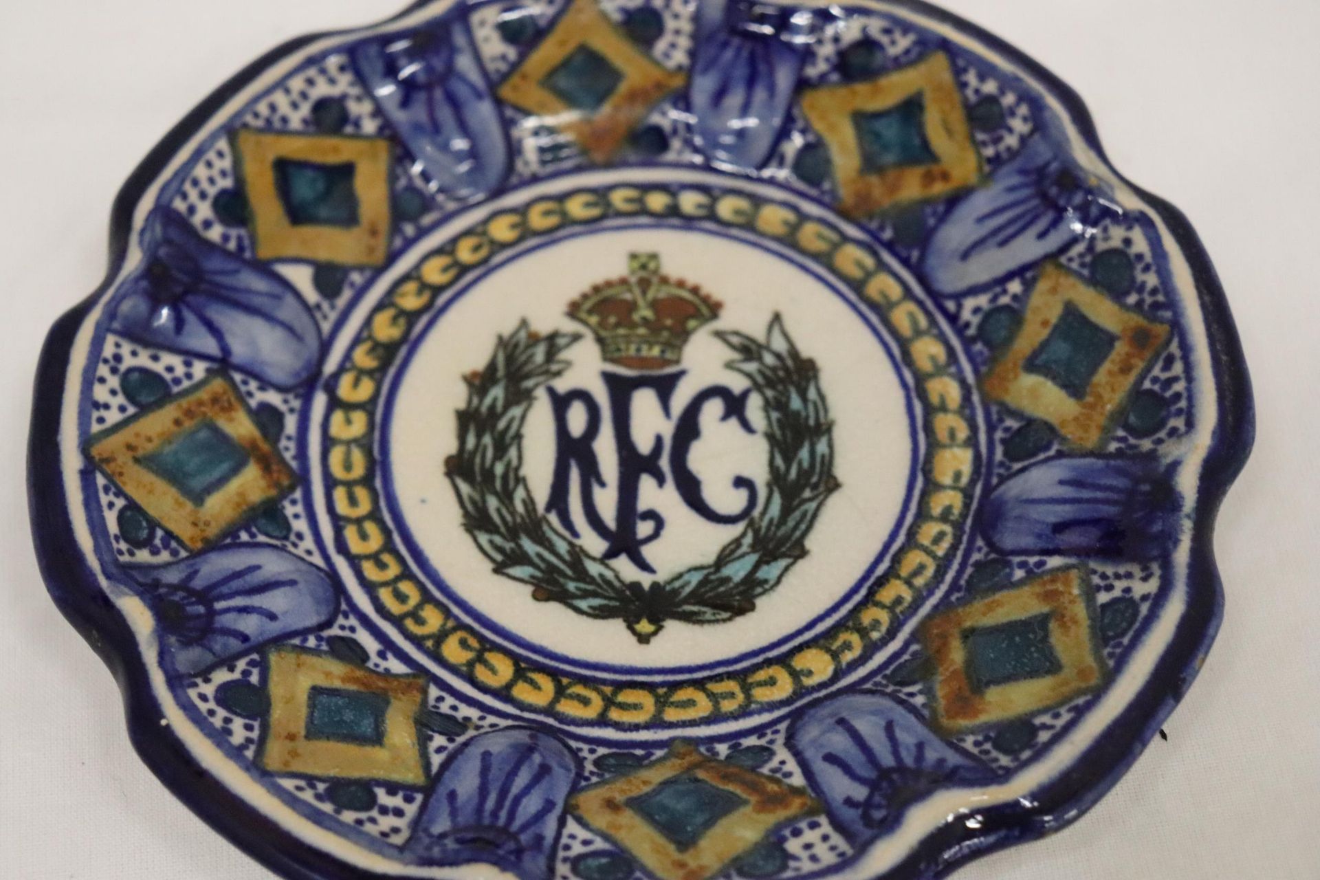 A VINTAGE CONTINENTAL SMALL PLATE WITH THE LOGO FOR THE ROYAL FLYING CORPS - Bild 3 aus 4