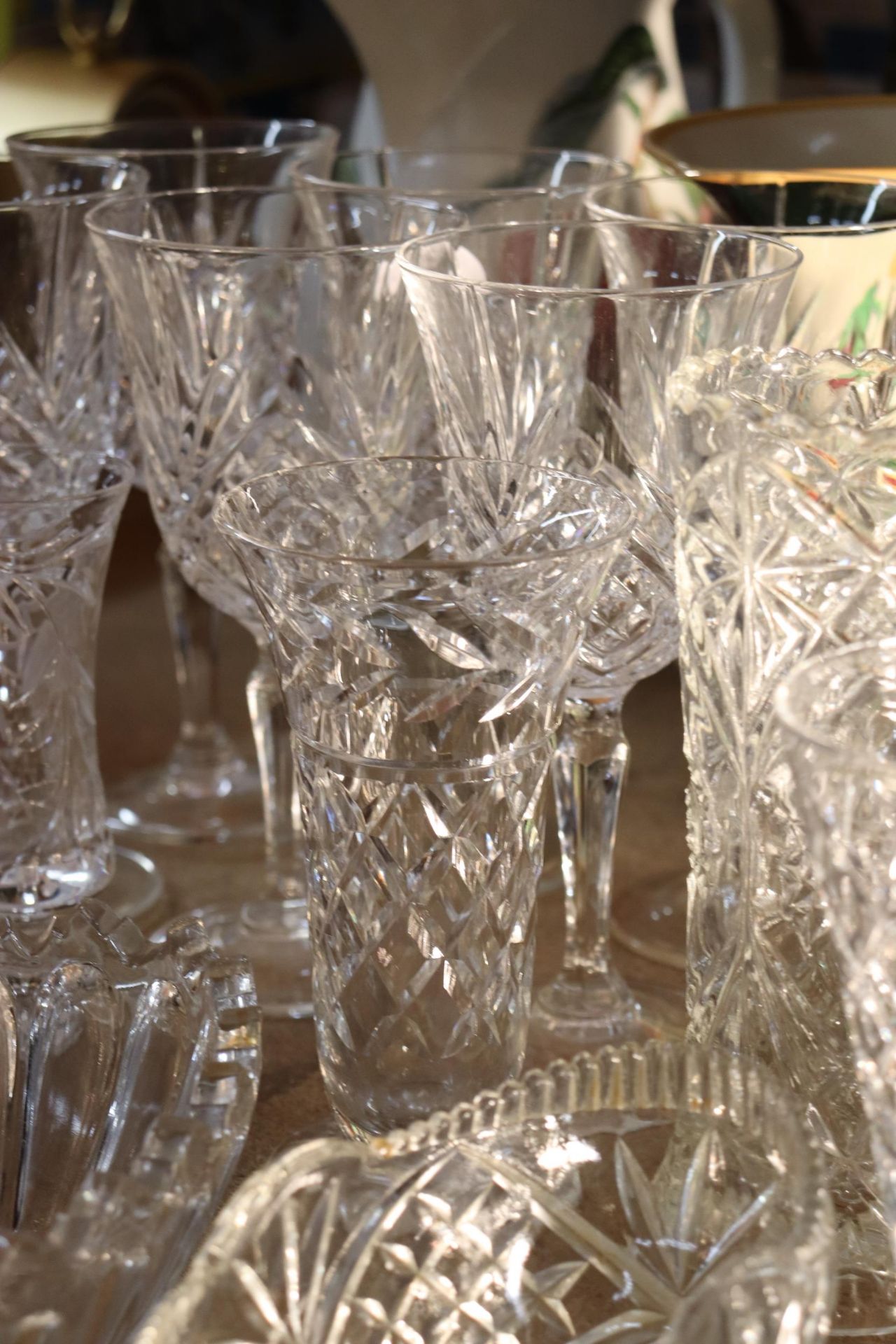 A QUANTITY OF GLASSES TO INCLUDE WINE GLASSES, VASES, BOWLS, ETC - Image 10 of 12