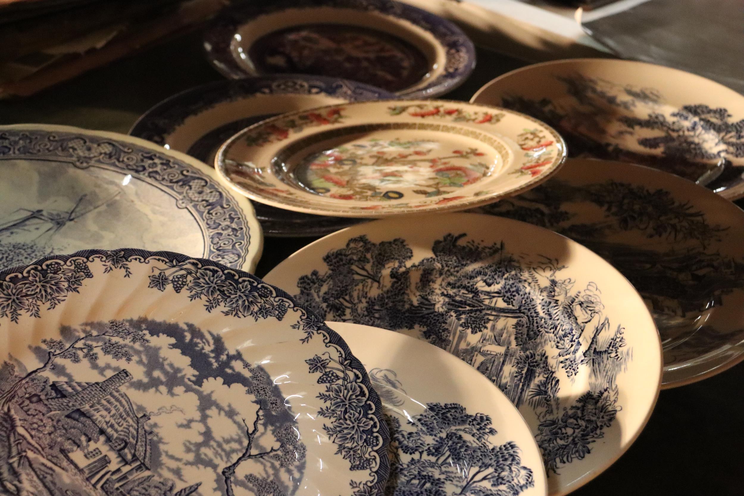 A COLELCTION OF BLUE AND WHITE PLATES TO INCLUDE WEDGWOOD, WILLOW PATTERN, ETC - Image 10 of 12