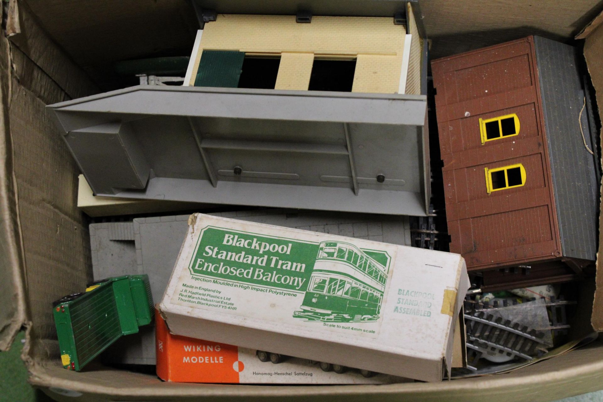 A COLLECTION OF RAILWAY RELATED ITEMS TO INCLUDE TRAIN TRACK, MATCHBOX TRUCK, BLACKPOOL STANDARD - Bild 2 aus 2