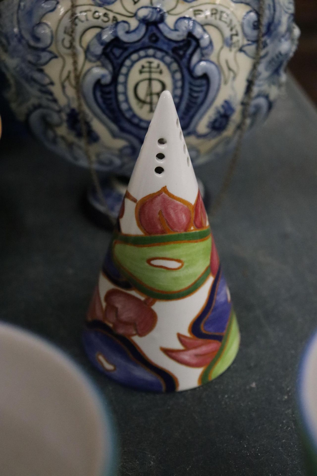 A QUANTITY OF CERAMICS TO INCLUDE TWO LIMITED EDITION TO 75 FIRING DAYS, BRADEX 'CLARICE CLIFF', - Bild 7 aus 14