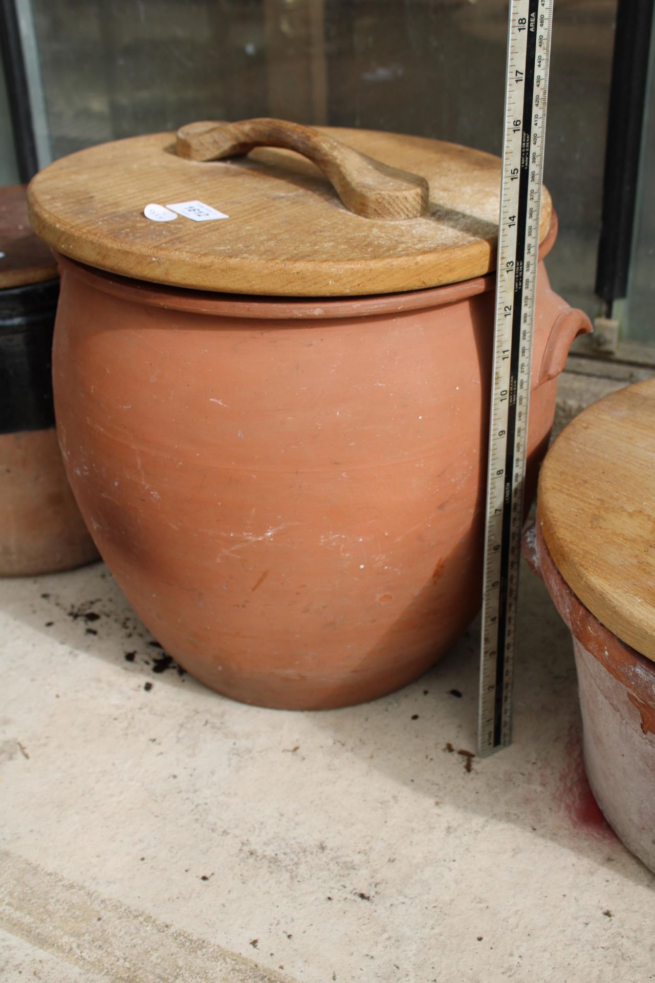 A LIDDED TERRACOTTA STORAGE POT