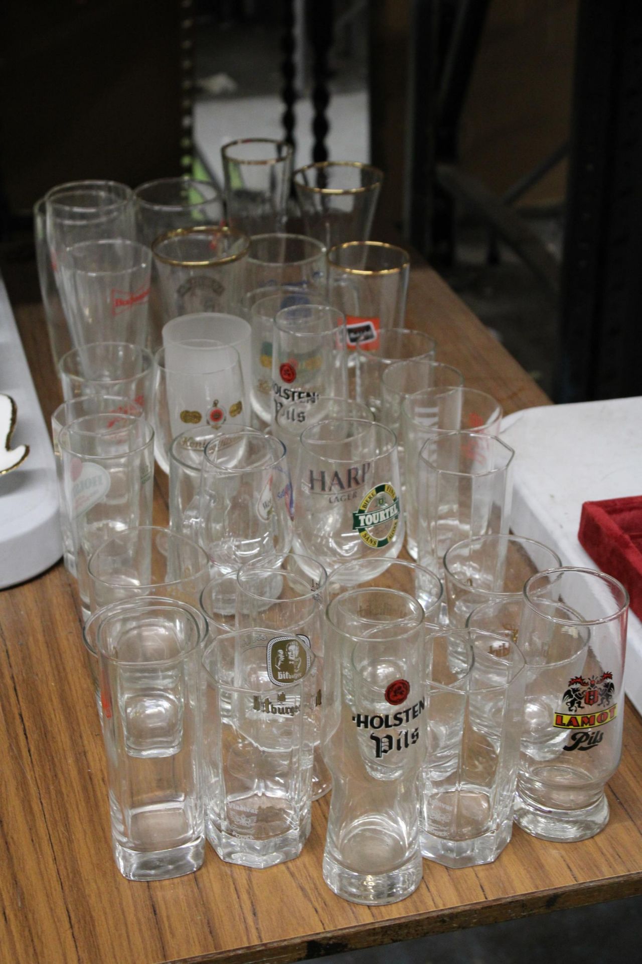 A LARGE QUANTITY OF BRANDY BEER GLASSES, TUMBLERS, ETC
