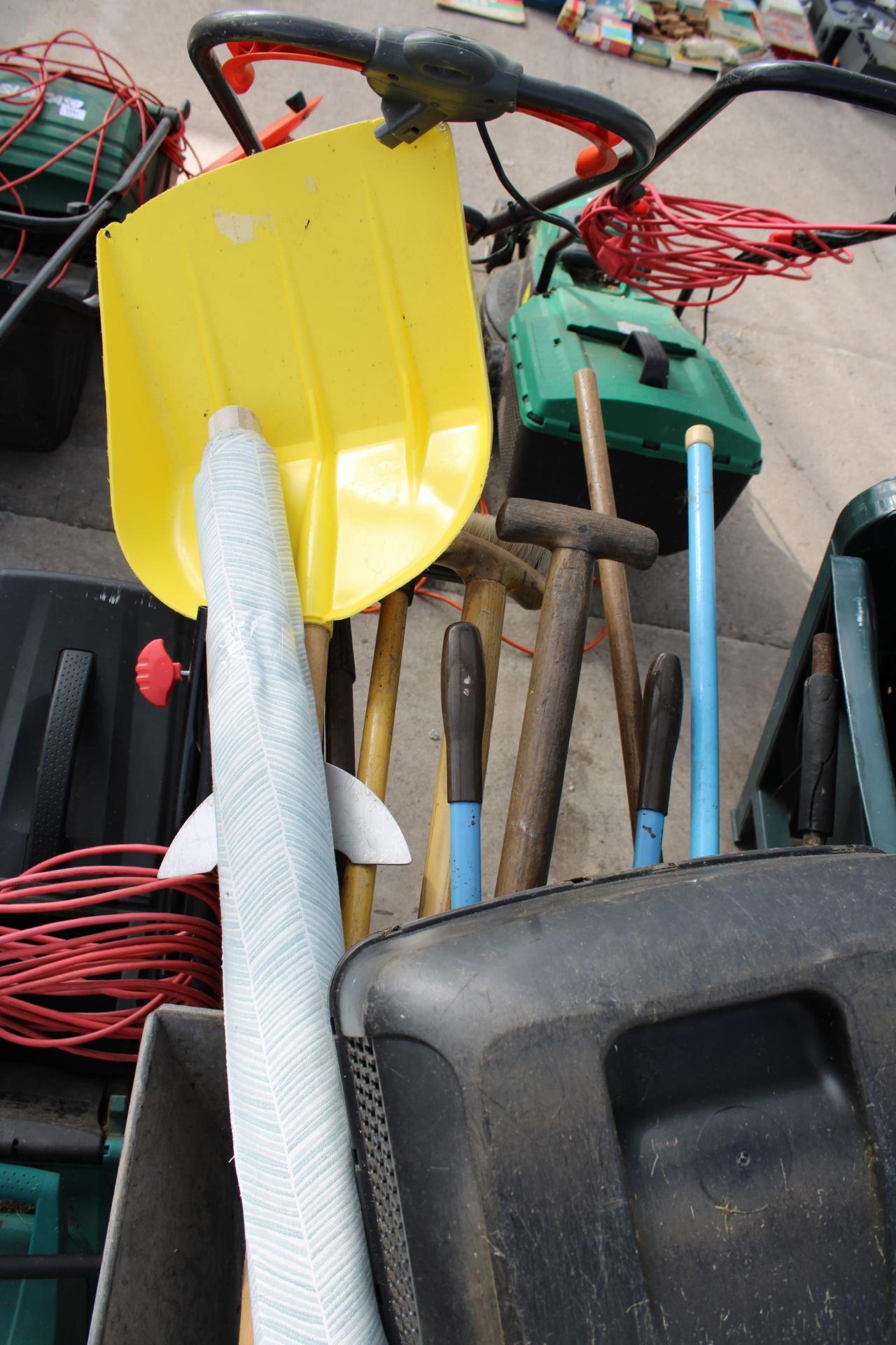 AN ASSORTMENT OF GARDEN TOOLS TO INCLUDE AN ELECTRIC BOSCH ROTAK 320 LAWN MOWER, A WHEEL BARROW - Image 4 of 4