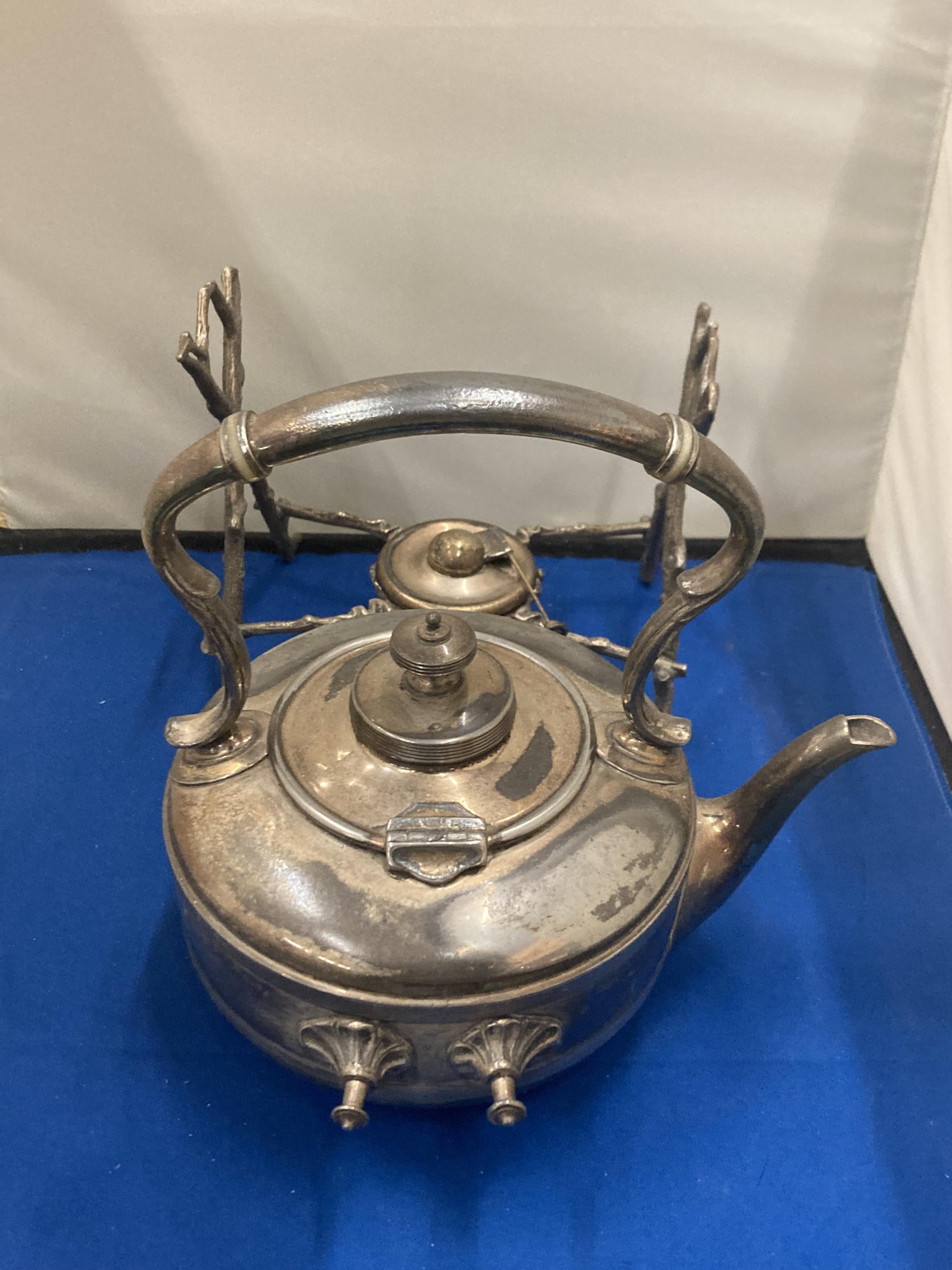 A SILVER PLATED SPIRIT KETTLE WITH FRAME AND BURNER - Image 3 of 4