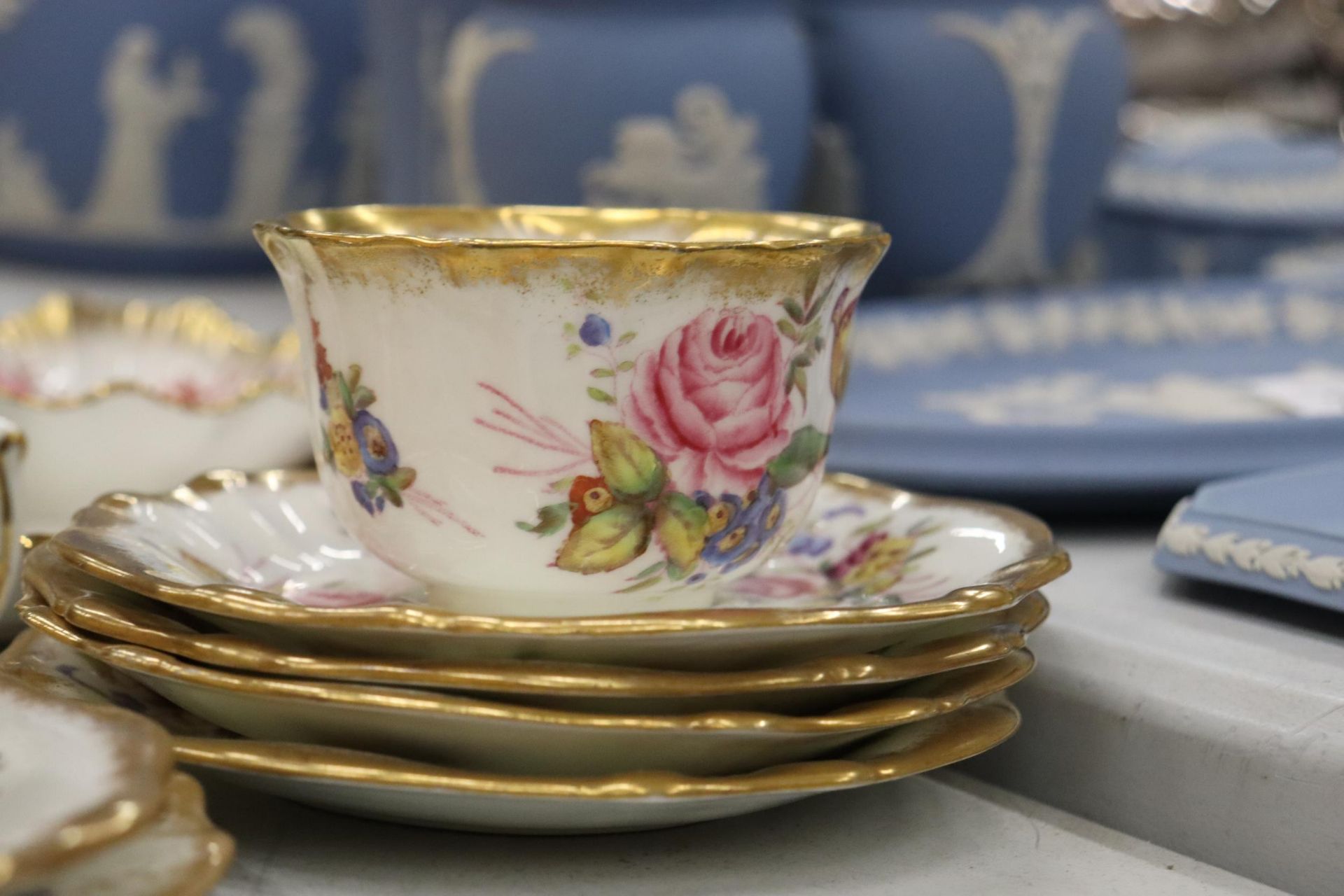 A 15 PIECE PART TEASET HAMMERSLEY AND CO TOGETHER WITH AN OLD ROYAL ALBERT COUNTRY ROSES CAKE PLATES - Image 4 of 10