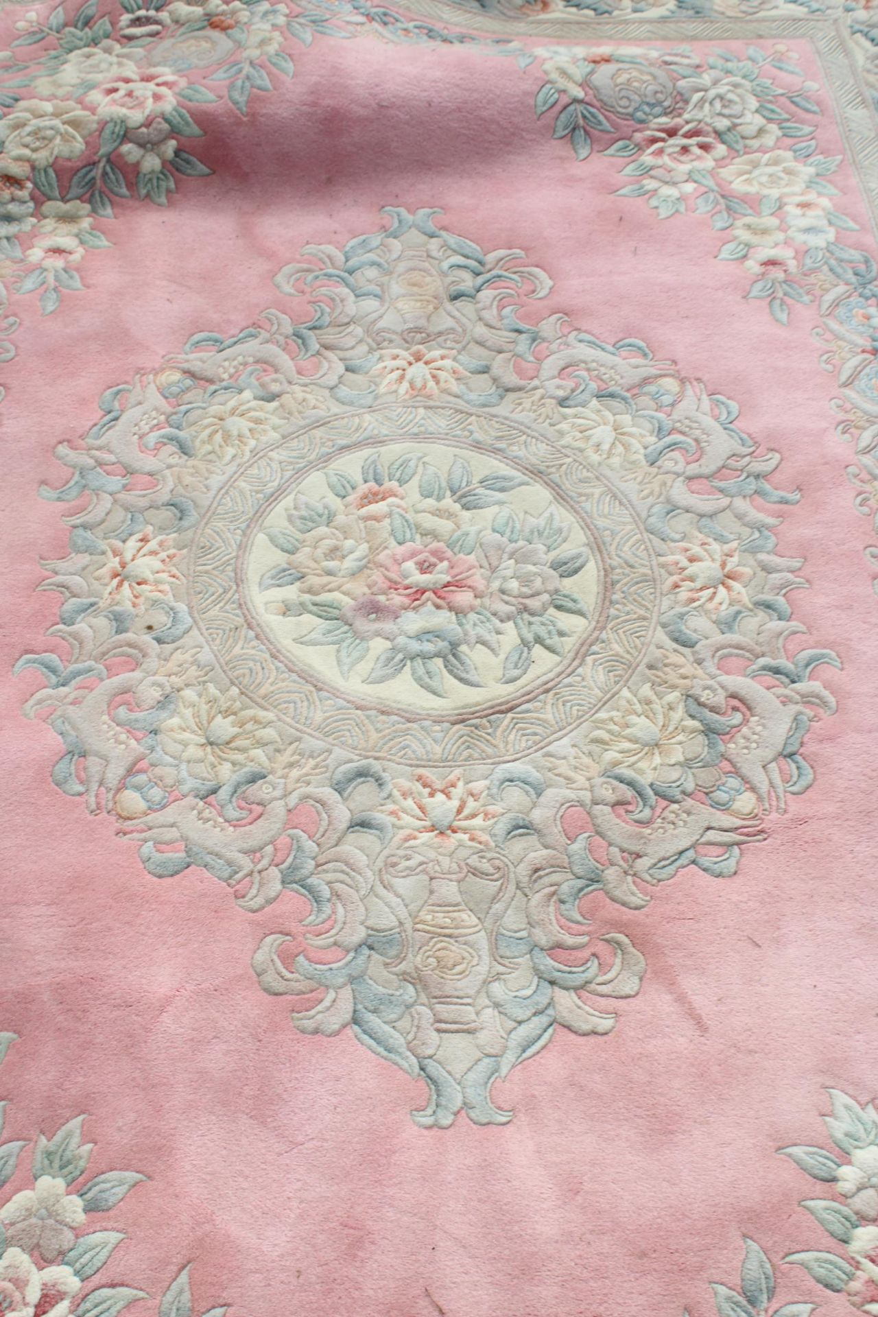 A LARGE PINK PATTERNED FRINGED RUG - Image 4 of 6