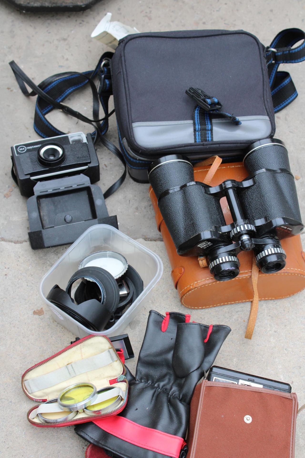 AN ASSORTMENT OF ITEMS TO INCLUDE CAMERAS AND BINOCULARS ETC - Image 2 of 8