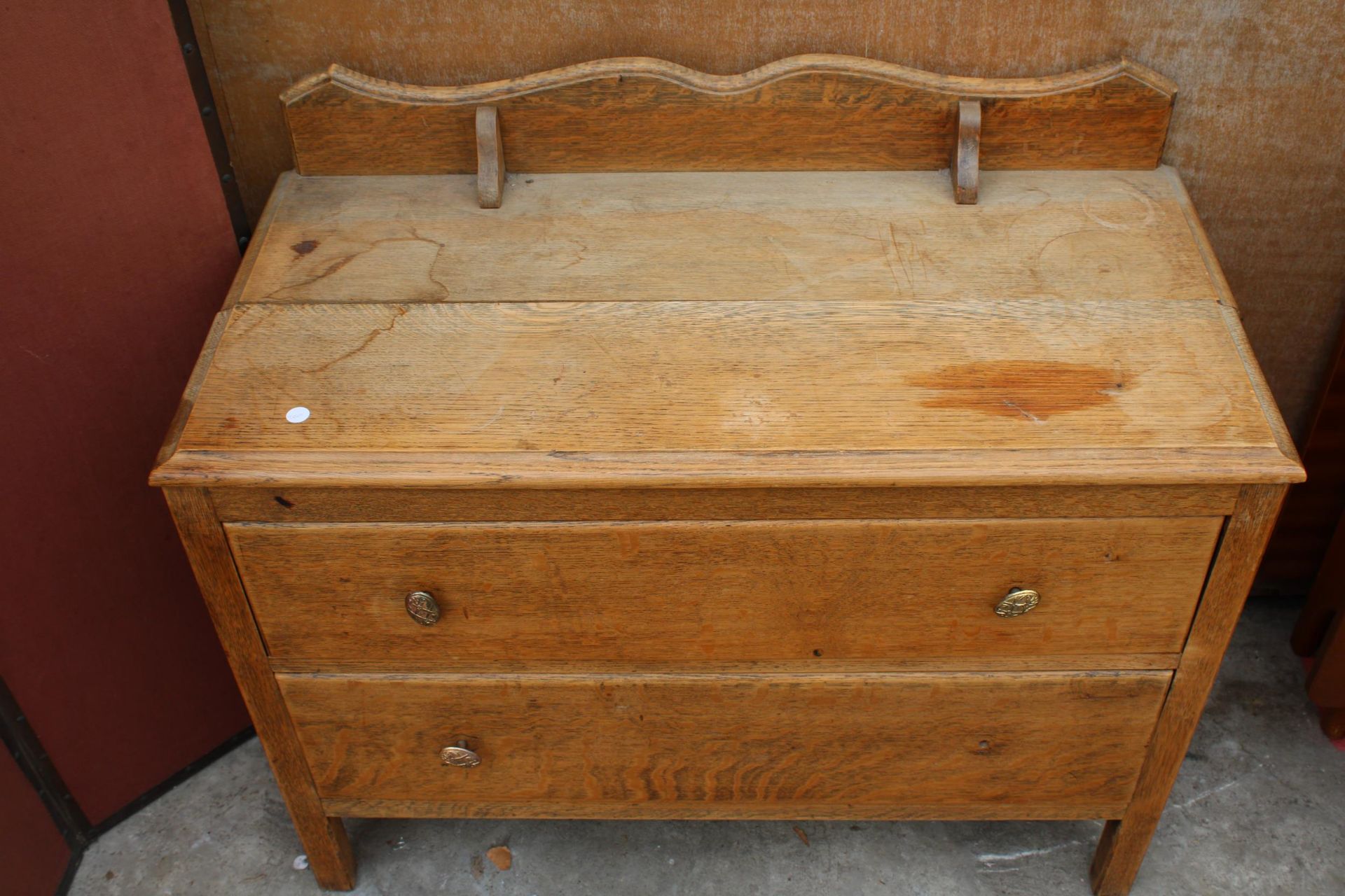 A FOUR SECTION SCREEN AND AN OAK DRESSING CHEST OF TWO DRAWERS - Bild 2 aus 7