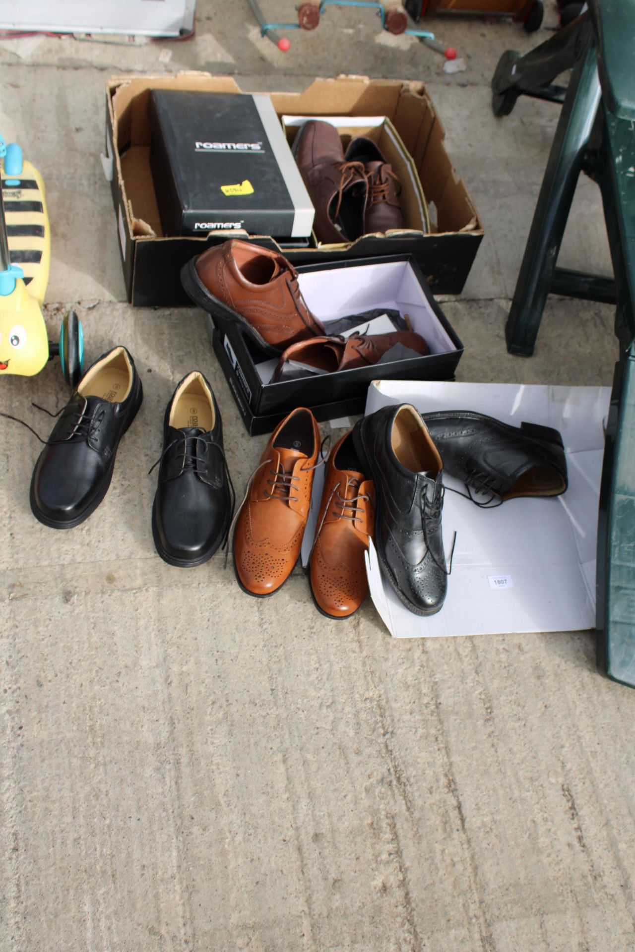 AN ASSORTMENT OF MENS SHOES