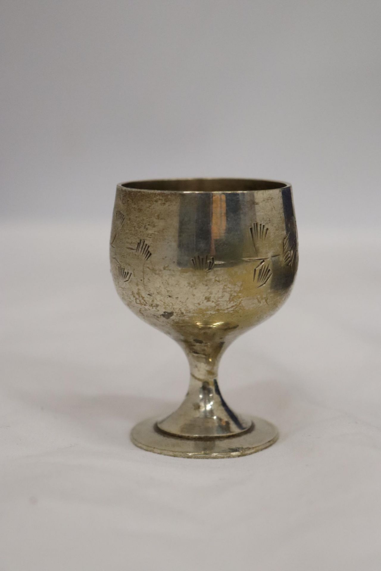 A SET OF SIX SMALL SILVER PLATED GOBLETS IN A PRESENTATION CASE - Image 4 of 7