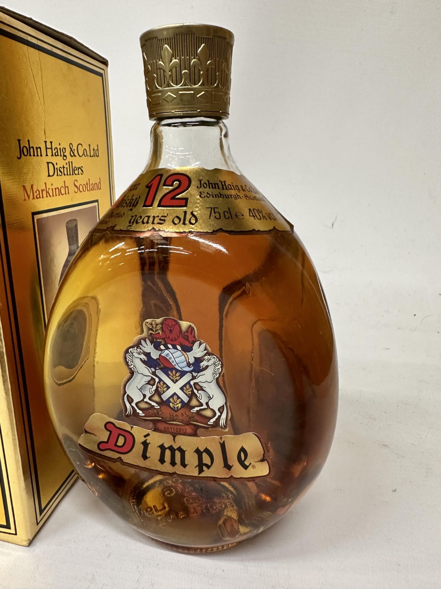A BOXED 750ML 40% BOTTLE OF DIMPLE DE LUXE 12 YEARS OLD SCOTCH WHISKY - Bild 2 aus 4