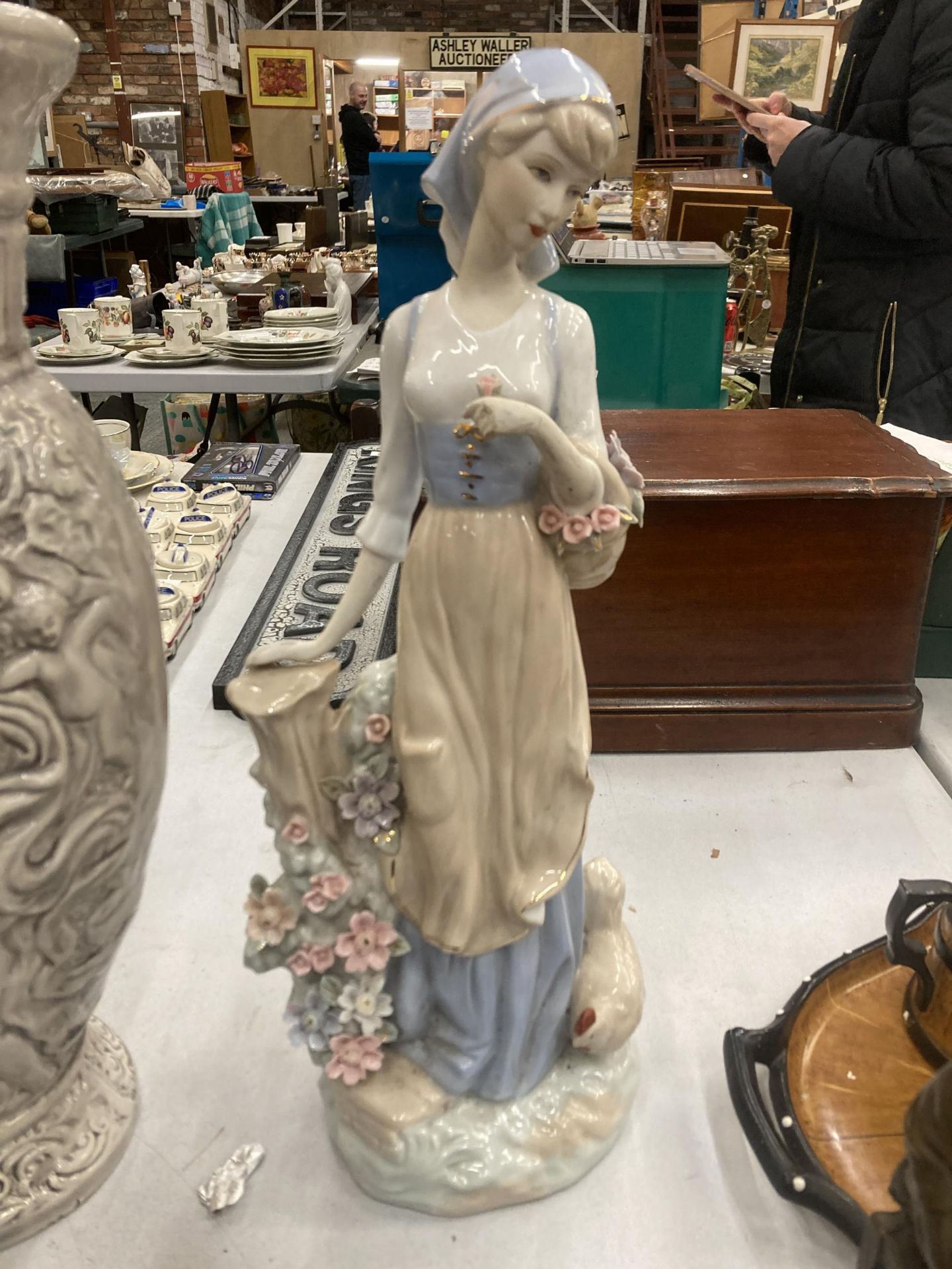 A LARGE CERAMIC FIGURE OF A LADY, HEIGHT APPROX 45CM