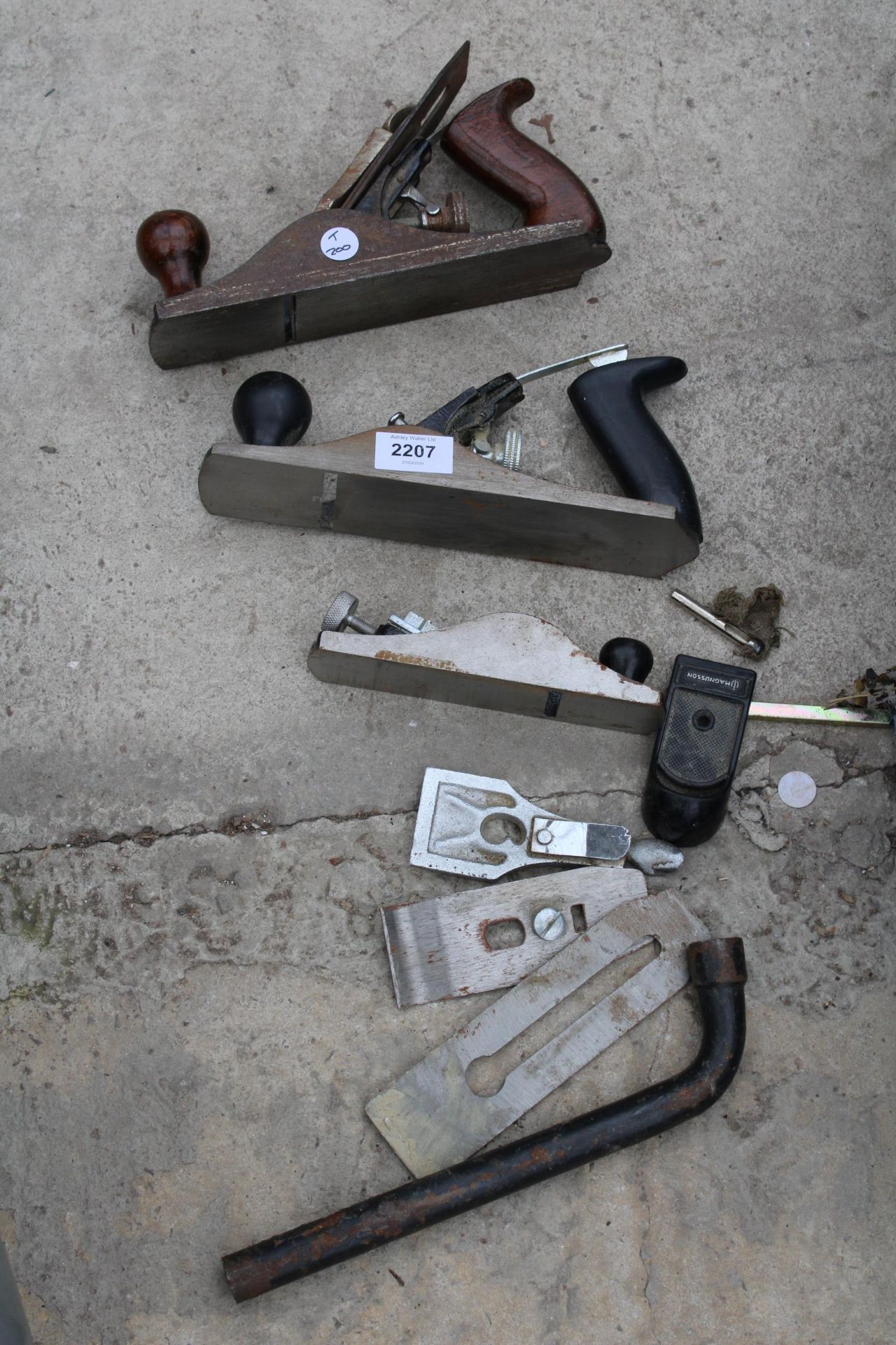 AN ASSORTMENT OF TOOLS TO INCLUDE THREE WOOD PLANES