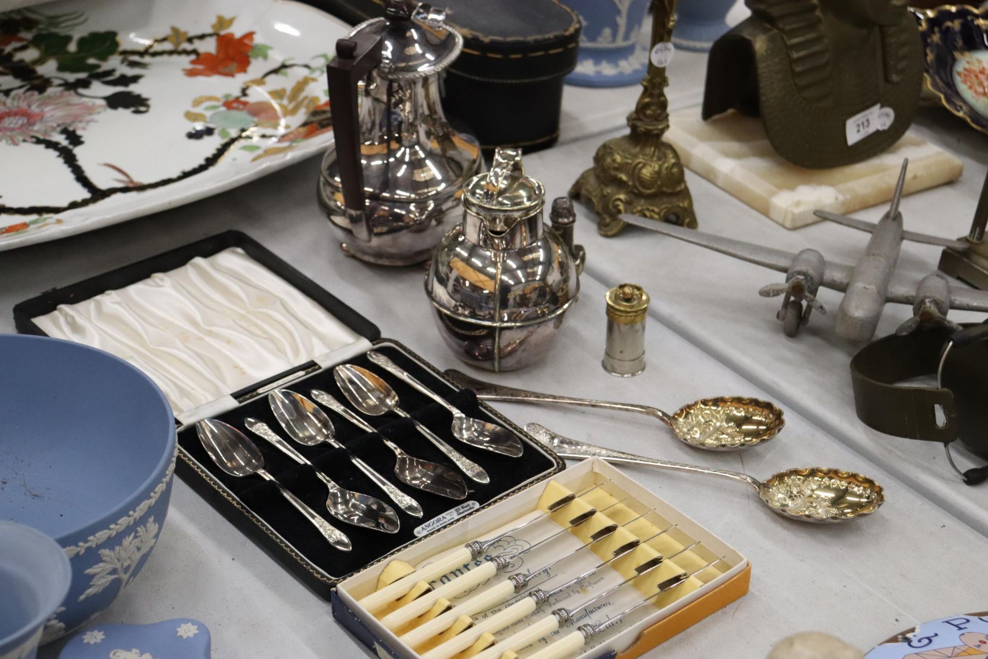 A QUANTITY OF SILVERPLATE TO INCLUDE A COFFEE POT, COFFEE WAMER, SPOONS ETC - Image 2 of 12