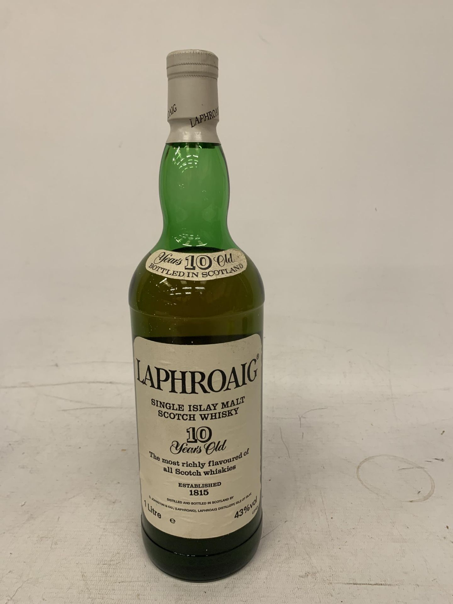 A 1L BOTTLE OF LAPHROAIG 10 YEARS OLD SINGLE ISLAY MALT SCOTCH WHISKY, OLD LABEL