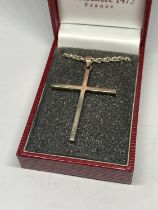 A SILVER CROSS AND CHAIN IN A PRESENTATION BOX