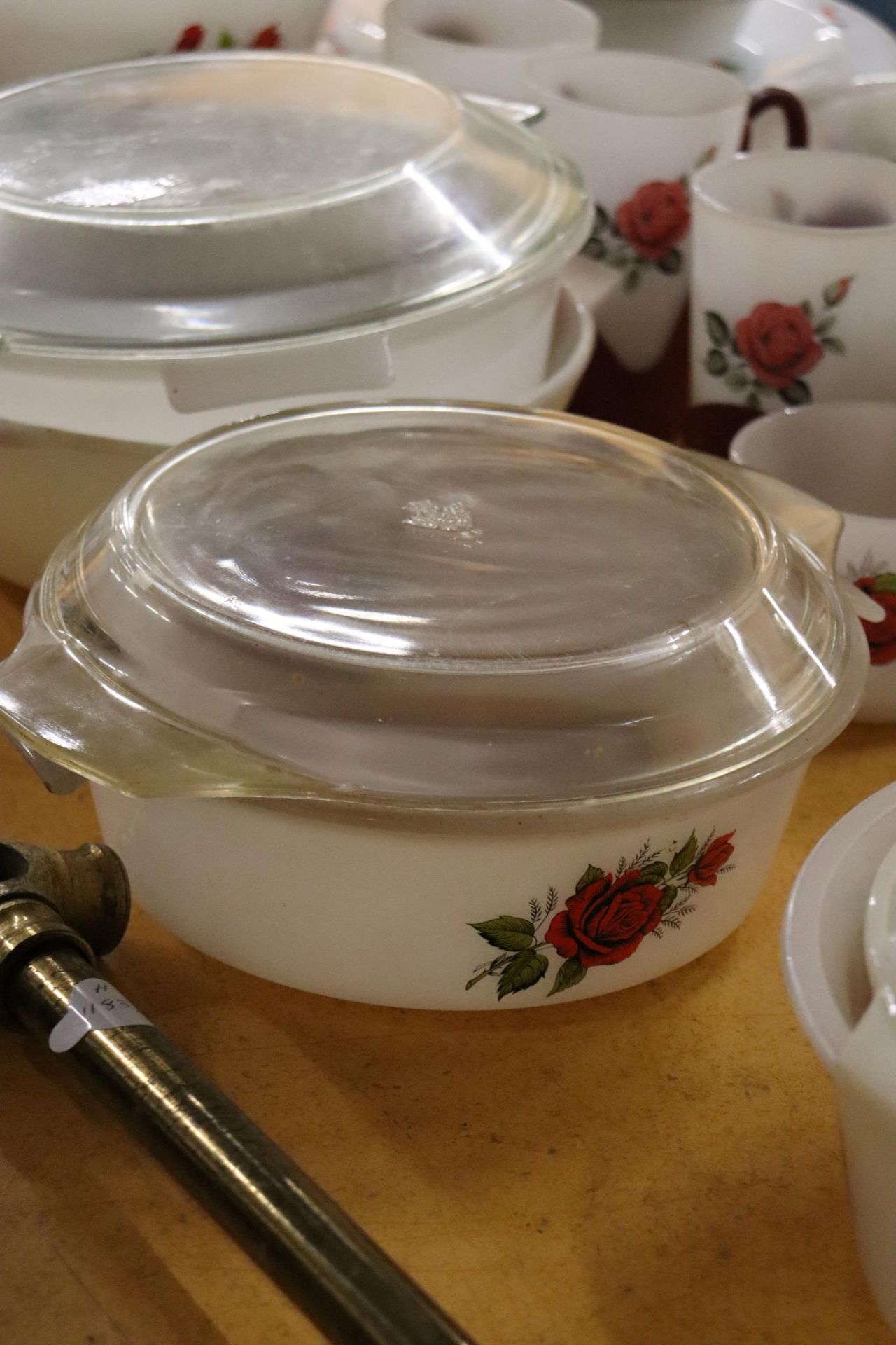 A LARGE QUANTITY OF PYREX TO INCLUDE LIDDED SERVING BOWLS, CUPS, PLATES, SAUCERS, ETC., - Image 4 of 8