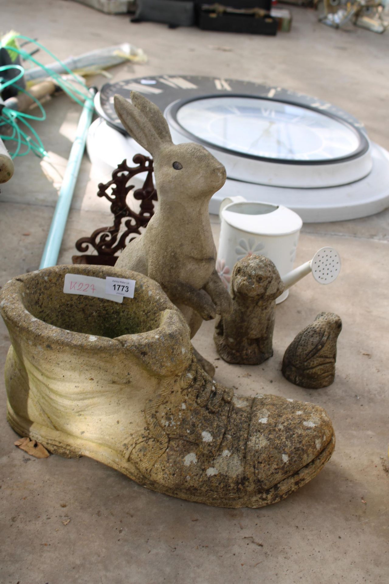 AN ASSORTMENT OF GARDEN ITEMS TO INCLUDE A BOOT PLANTER, A CONCRETE RABBIT AND A CAST IRON WALL - Image 2 of 2