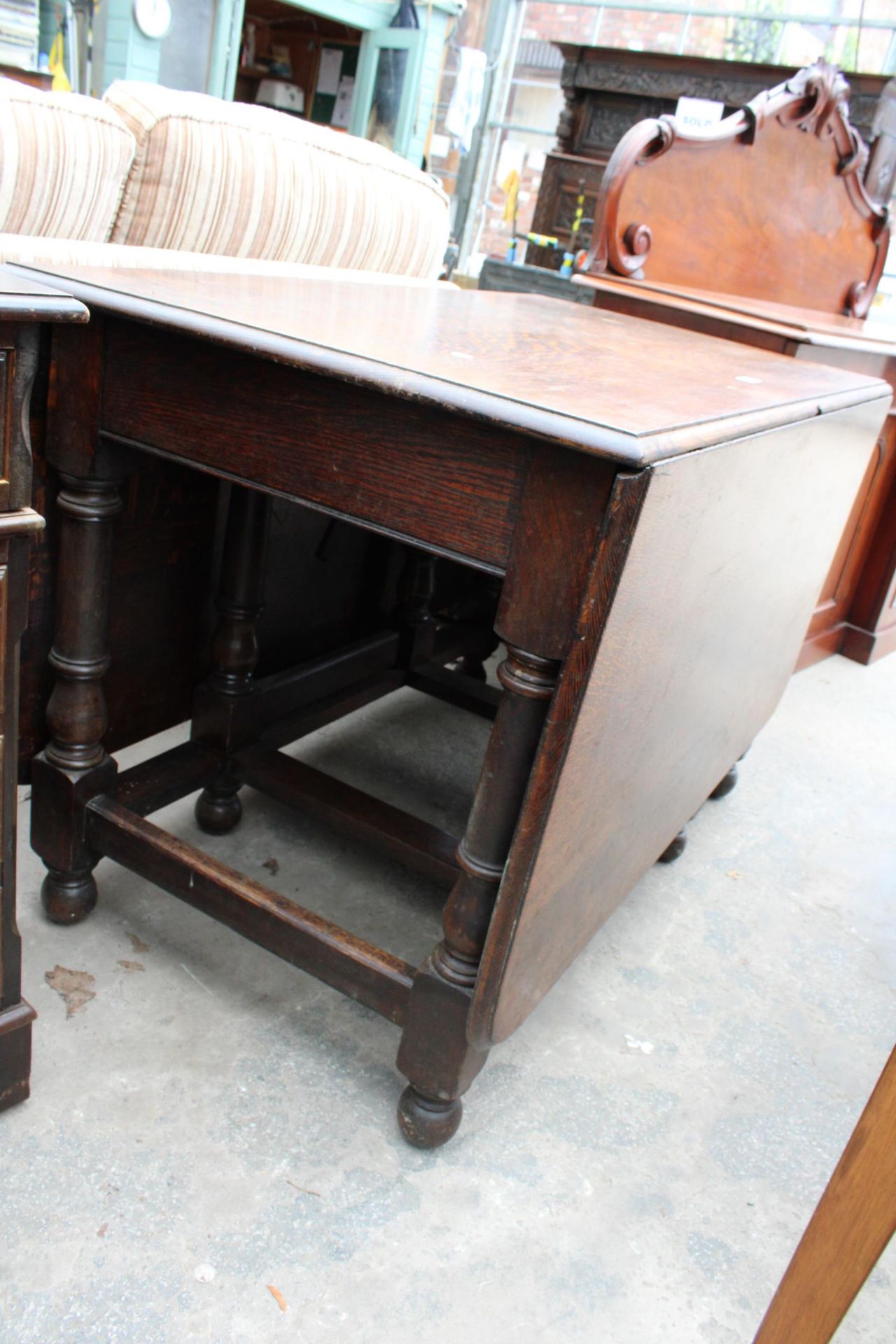 AN EARLY 20TH CENTURY OAK GATELEG DINING TABLE ON TURNED LEGS 72" X 48" OPENED - Image 2 of 3