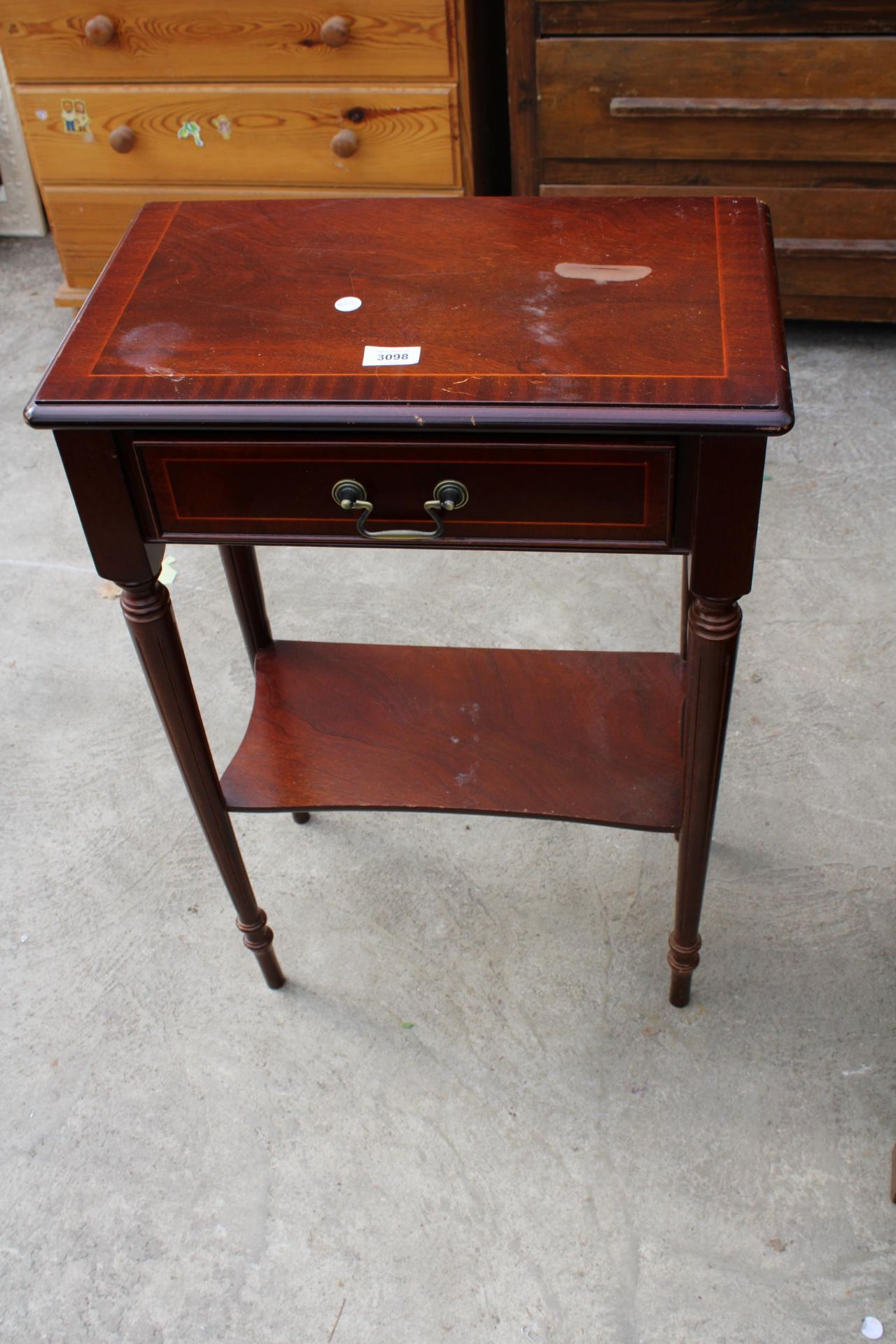 A MODERN MAHOGANY AND CROSS BANDED SIDE TABLE, 20" WIDE