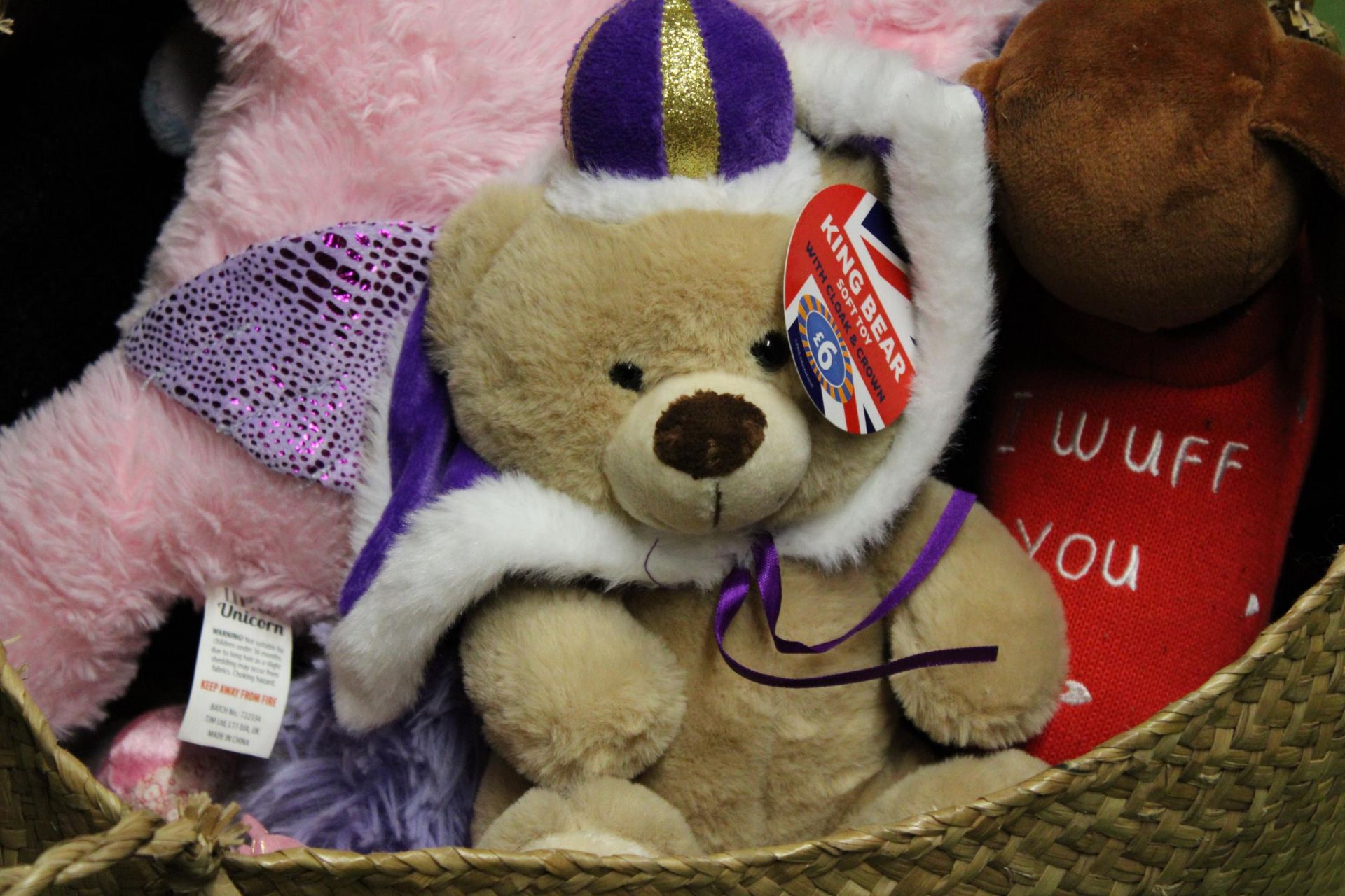 A BASKET CONTAINING A QUANTITY OF SOFT TOYS SOME WITH TAGS - Bild 6 aus 6