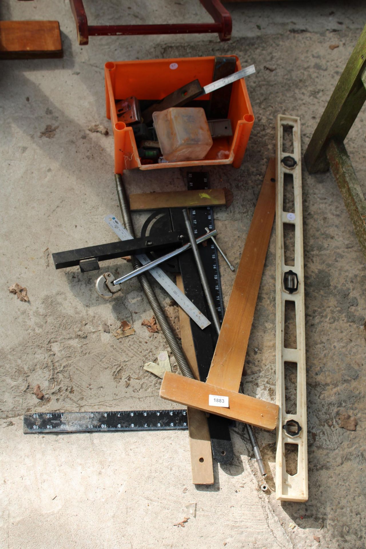 AN ASSORTMENT OF TOOLS TO INCLUDE A SPIRIT LEVEL, TAPE MEASURES AND MEASURING TOOLS ETC