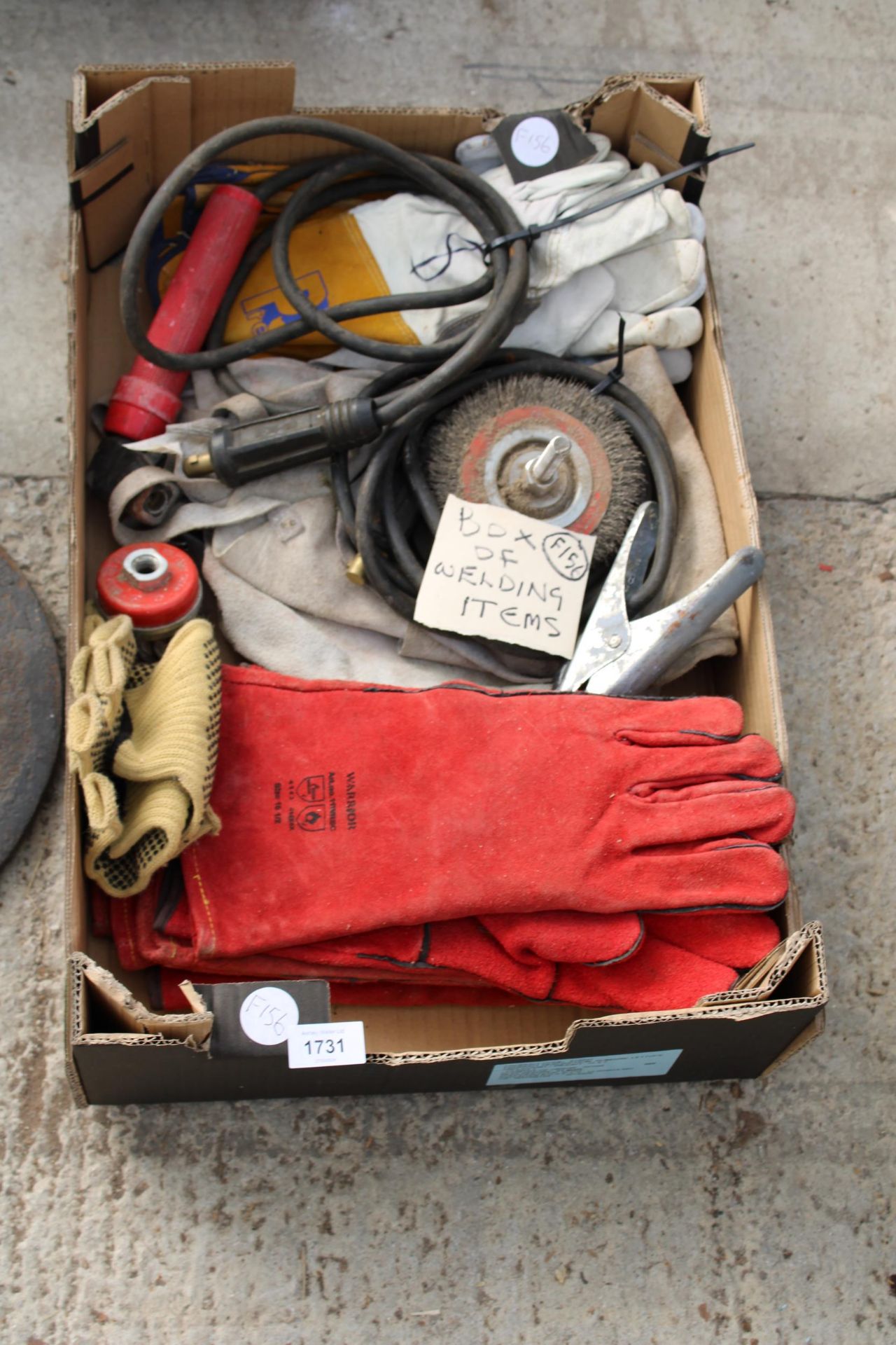 AN ASSORTMENT OF VARIOUS WELDING ITEMS TO INCLUDE GLOVES AND CABLES ETC