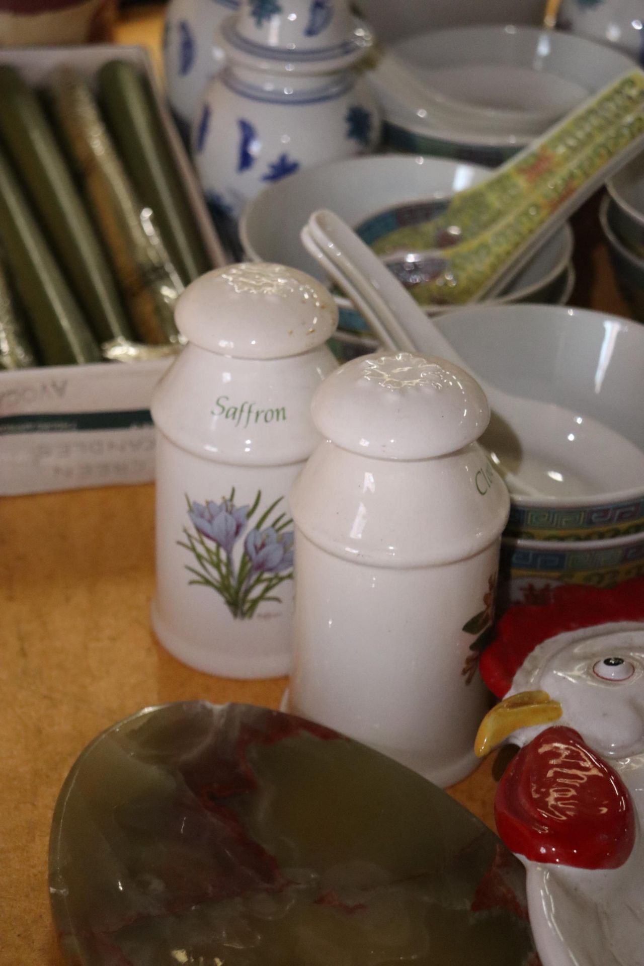 A MIXED LOT TO INCLUDE COTTAGE POTTERY SPICE JARS, ORIENTAL BOWLS & SPOONS, CANDLES, GINGER JARS, - Image 6 of 16