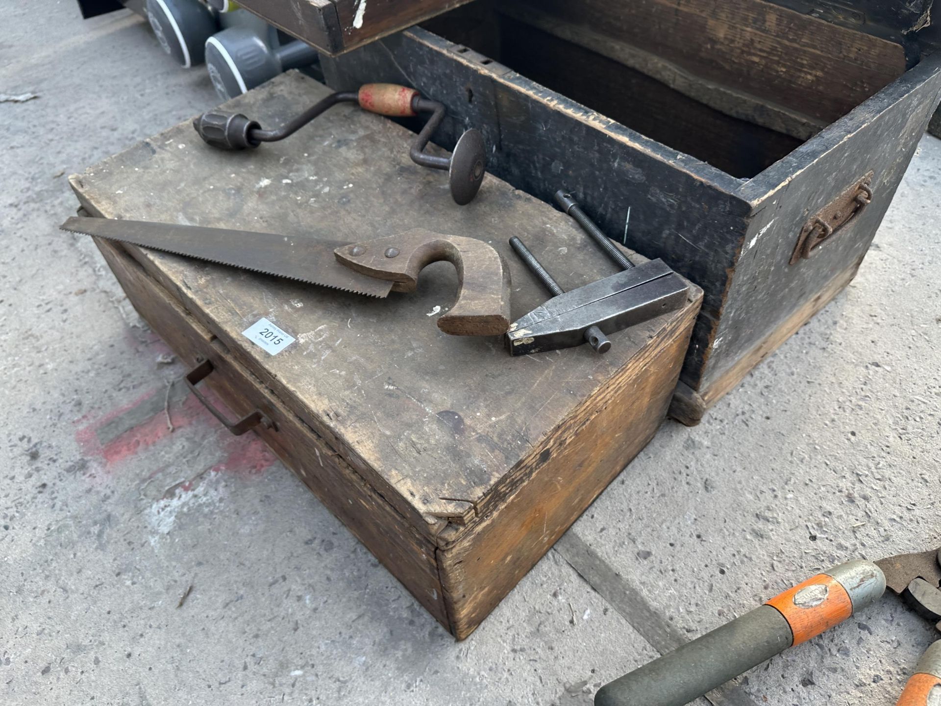 TWO VINTAGE WOODEN TOOL CHESTS WITH AN ASSORTMENT OF TOOLS TO INCLUDE CLAMPS, CHISELS AND BRACE - Image 3 of 3