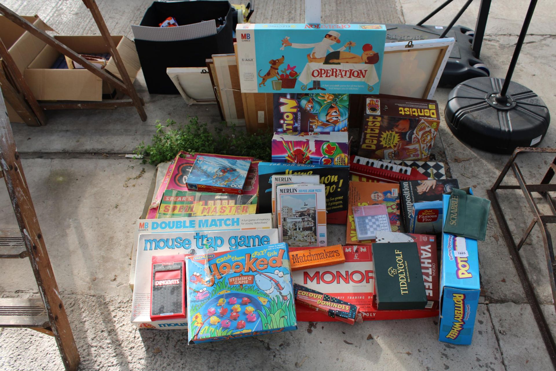 AN ASSORTMENT OF VINTAGE AND RETRO BOARD GAMES TO INCLUDE MOUSE TRAP, OPERATION AND MONOPOLY ETC