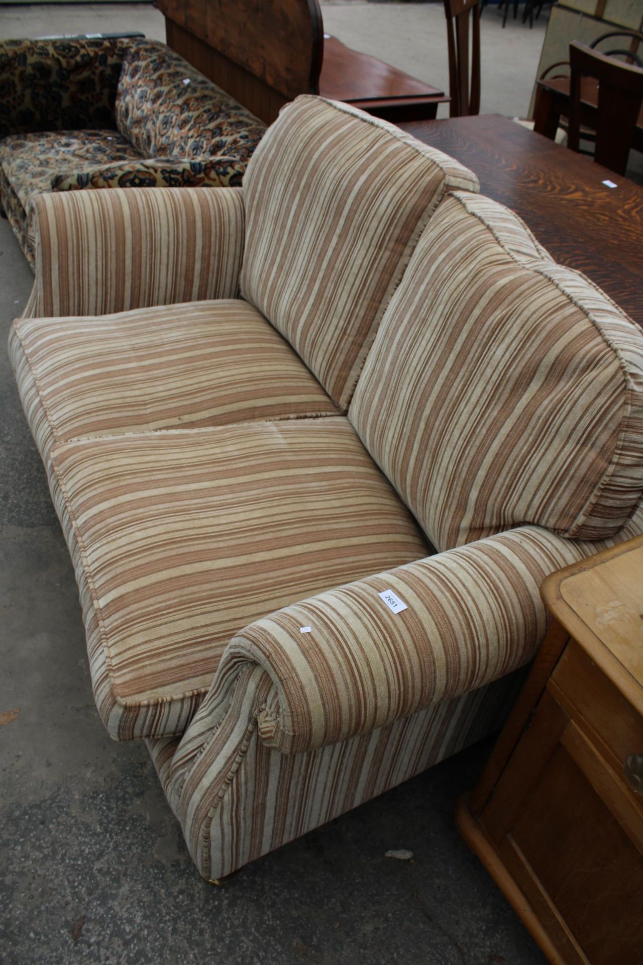A PARKER KNOLL TWO SEATER SETTEE ON TURNED FRONT LEGS WITH BRASS CASTORS - Image 3 of 3