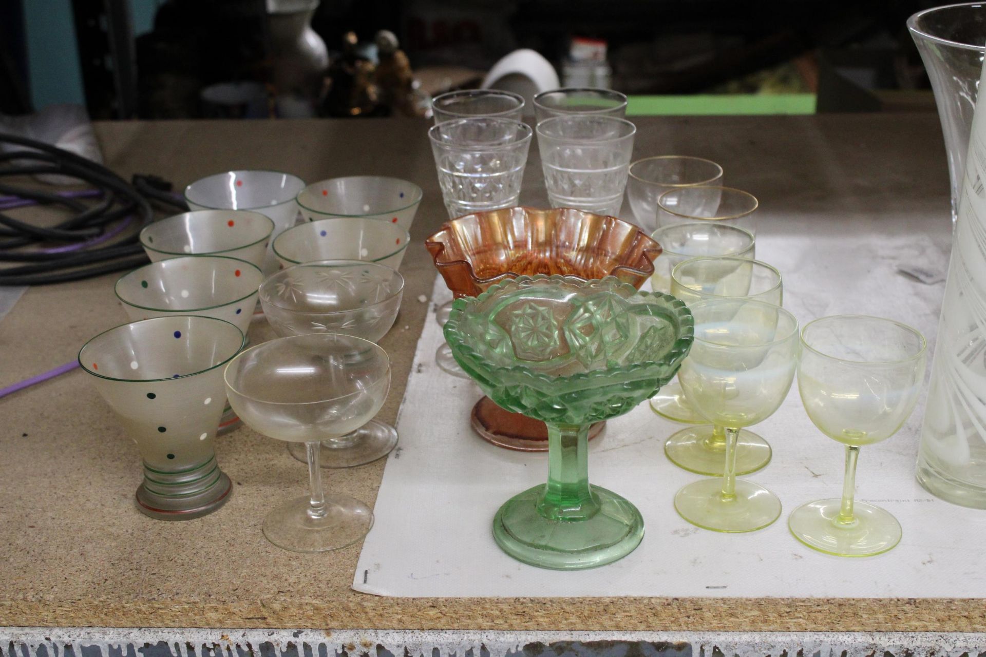 A MIXED LOT OF GLASSWARE TO INCLUDE WINE GLASSES ETC