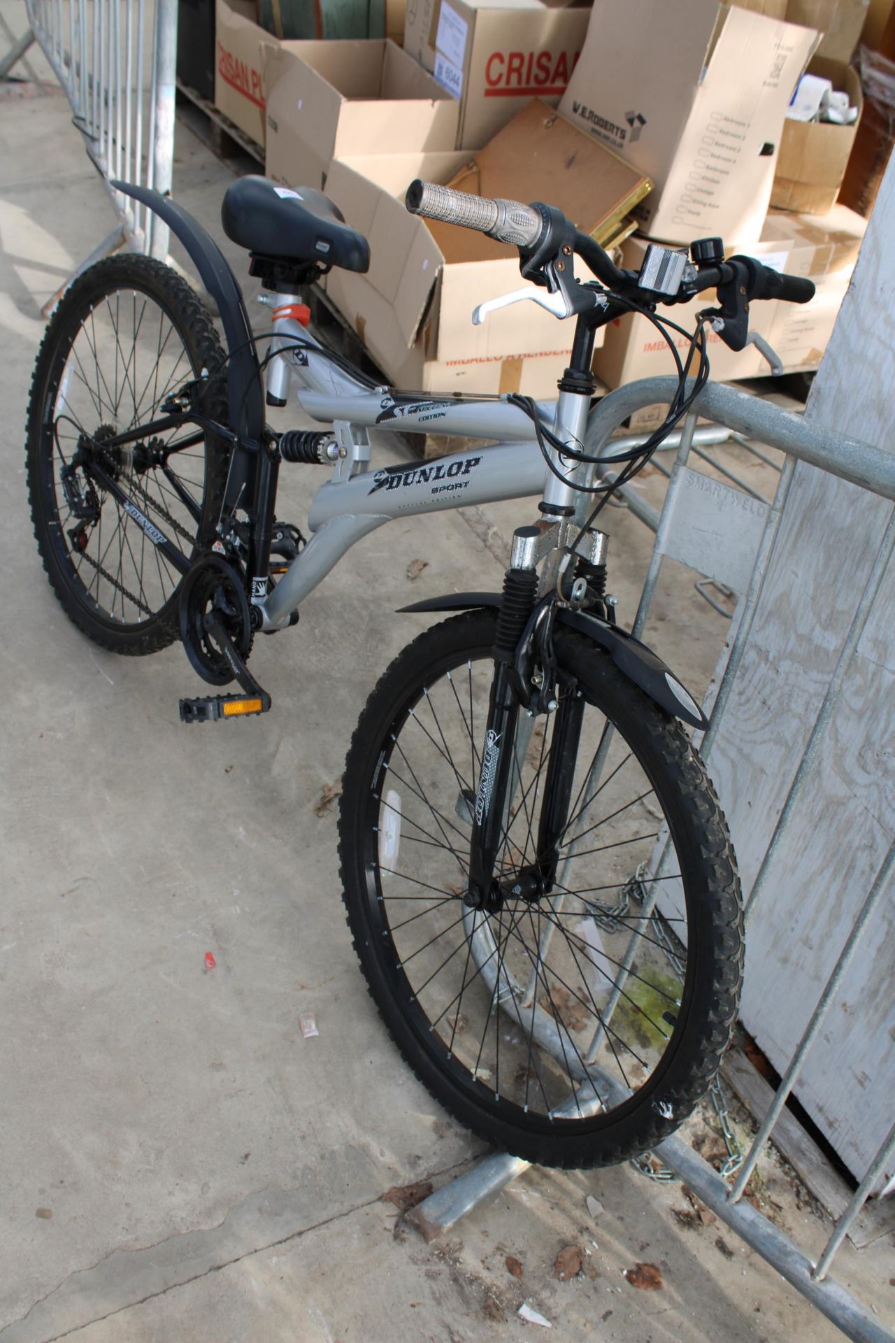 A DUNLOP SPECIAL EDITION MOUNTAIN BIKE WITH FRONT AND REAR SUSPENSION AND 18 SPEED GEAR SYSTEM - Bild 4 aus 4