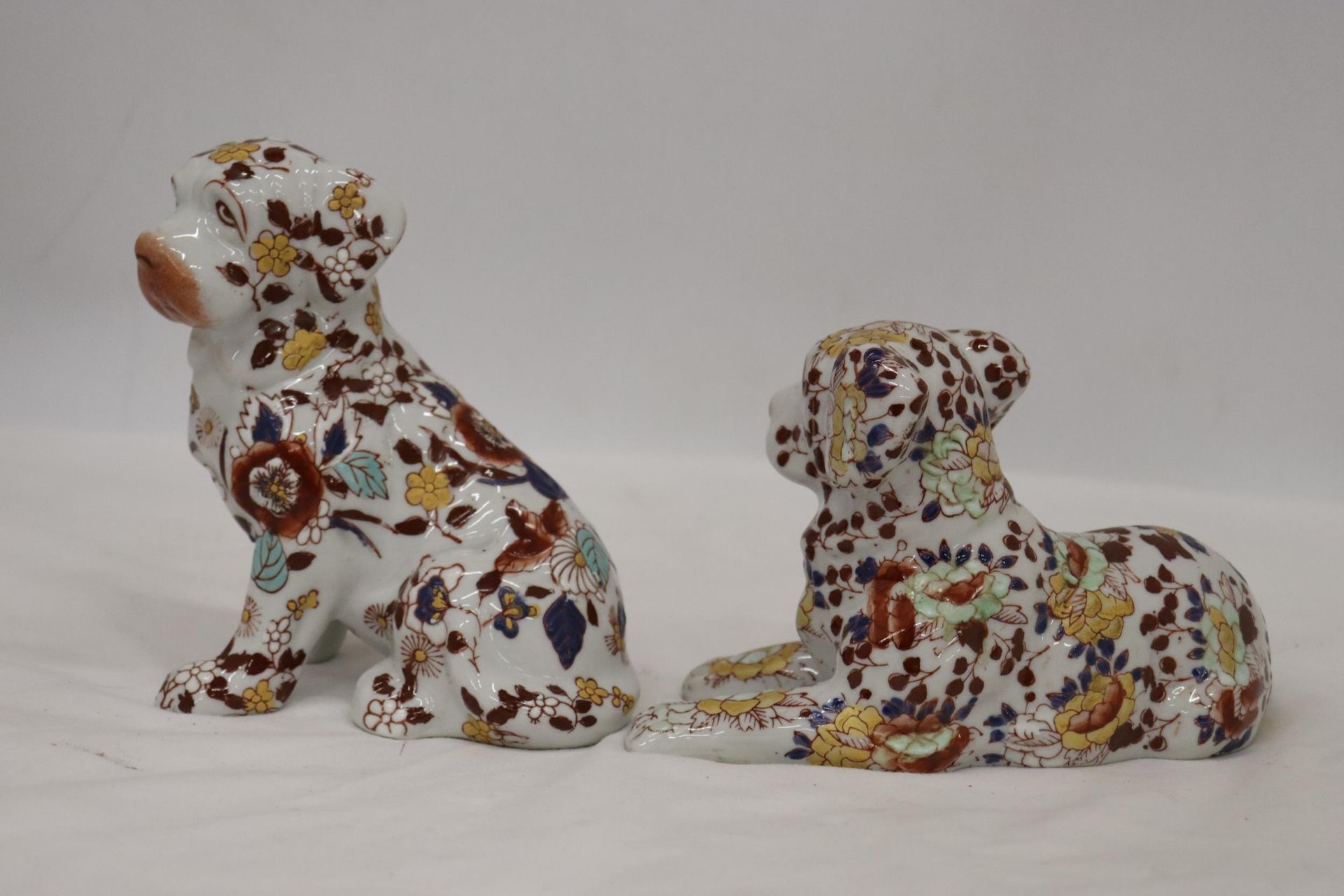 A PAIR OF IMARI DOGS - Image 7 of 8