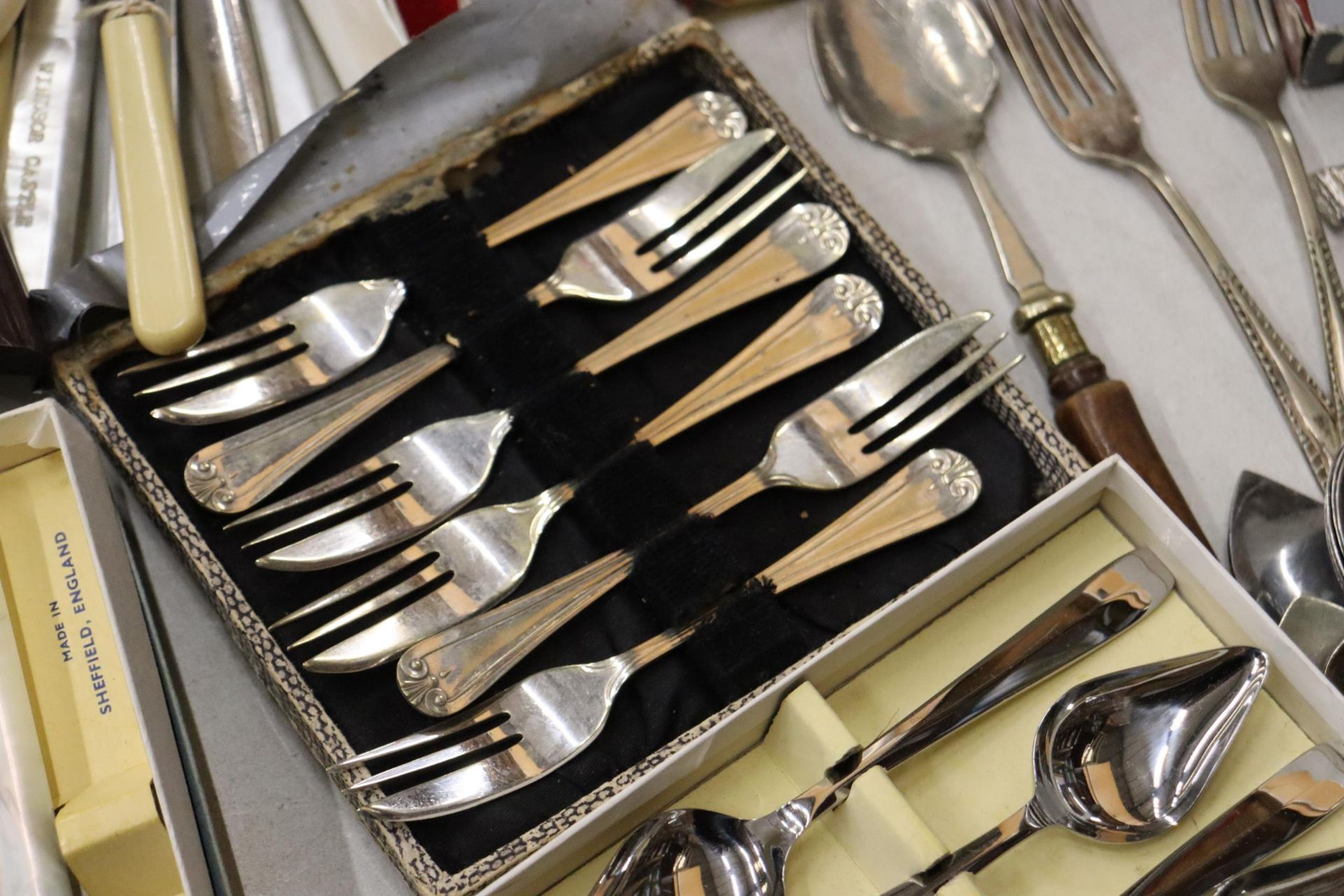 A LARGE QUANTITY OF BOXED AND UNBOXED FLATWARE TO INCLUDE A LADEL, CAKE SLICES, ETC - Bild 3 aus 13