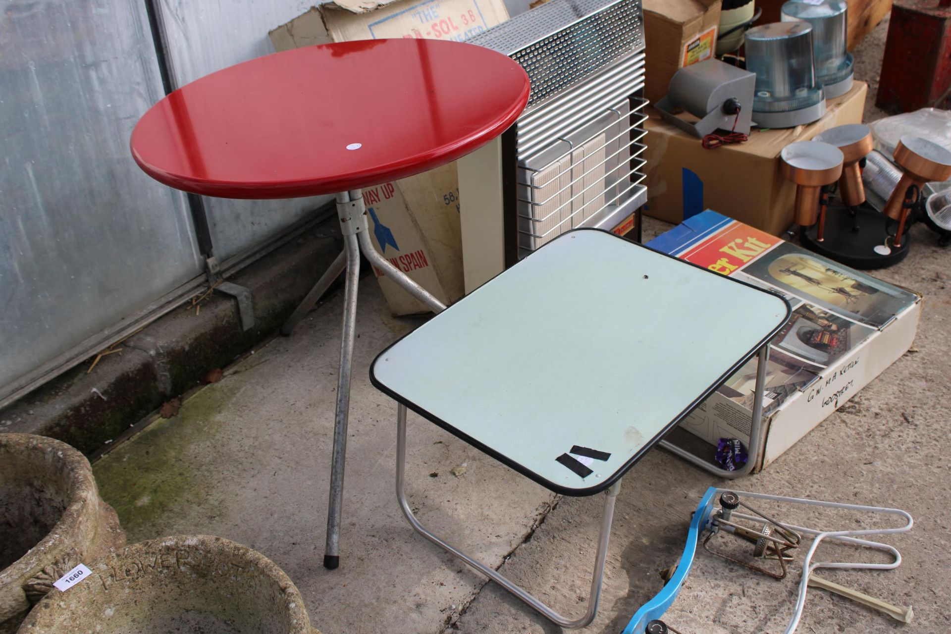 AN ASSORTMENT OF ITEMS TO INCLUDE A 'CARA-SOL' INFRA RED HEATER, TWO TABLES AND A CAMPING STOVE ETC - Bild 2 aus 2