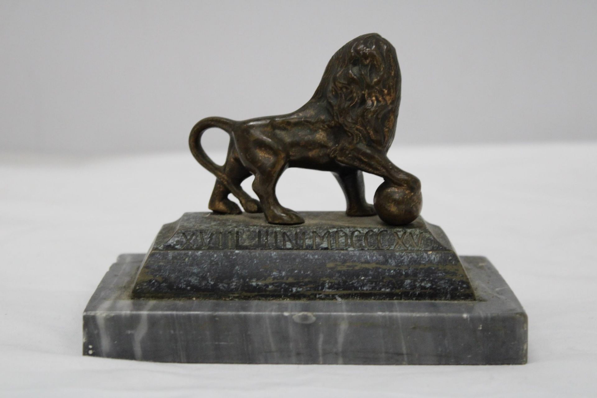 A VINTAGE MODEL OF A BRASS LION ON A MARBLE PLINTH WITH THE INSCRIPTION, 'WATERLOO', HEIGHT 10CM, - Image 3 of 5