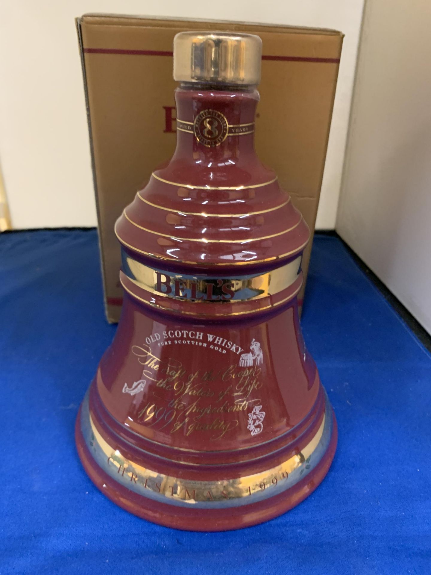 A BOXED 70CL BOTTLE - BELLS LIMITED EDITION CHRISTMAS 1999 OLD SCOTCH WHISKY DECANTER - Image 2 of 3