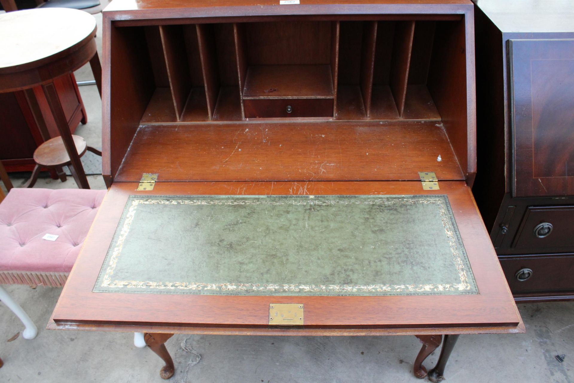 A REPRODUCTION MAHOGANY BUREAU ON CABRIOLE LEGS 29" WIDE - Image 2 of 3