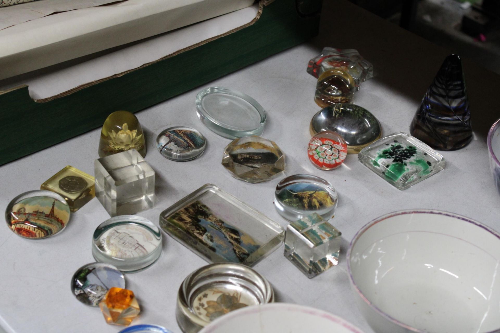 TWENTY ONE COLLECTABLE PAPER WEIGHTS TO INCLUDE BLACKPOOL SCENES ETC - Image 6 of 6