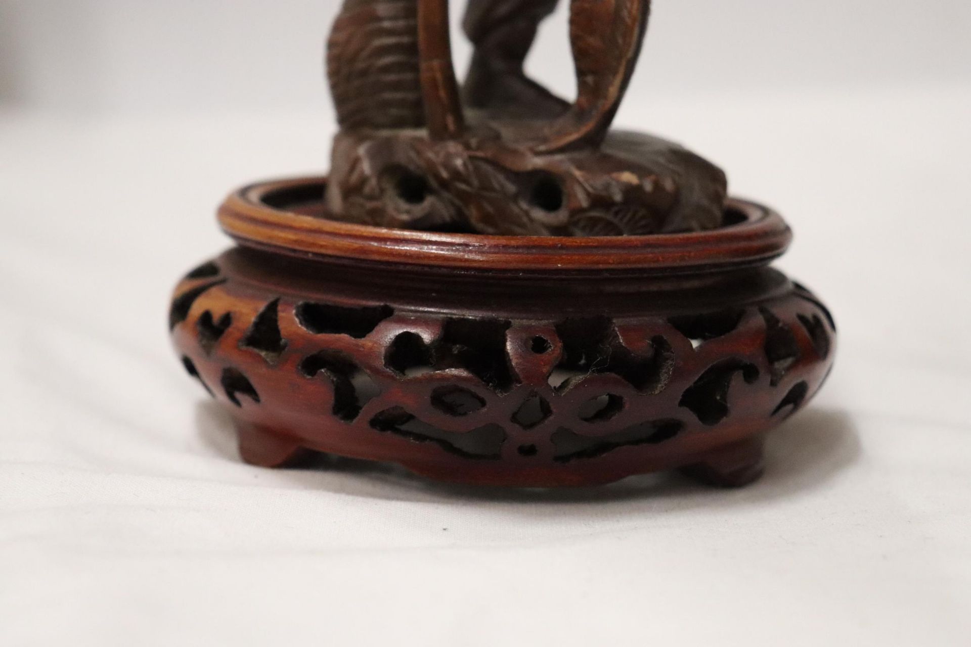 TWO CARVED WOODEN ORIENTAL FIGURES TO INCLUDE A LAUGHING BUDDAH, ON STANDS - Image 9 of 9
