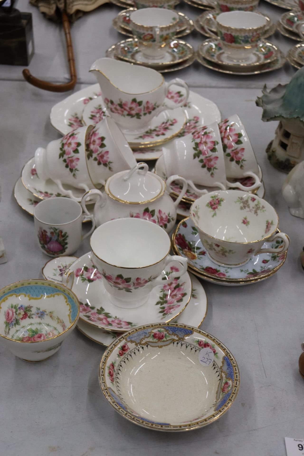A ROYAL KENT, FLORAL, CHINA TEASET TO INCLUDE A CAKE PLATE, CREAM JUG, SUGAR BOWL, CUPS, SAUCERS AND