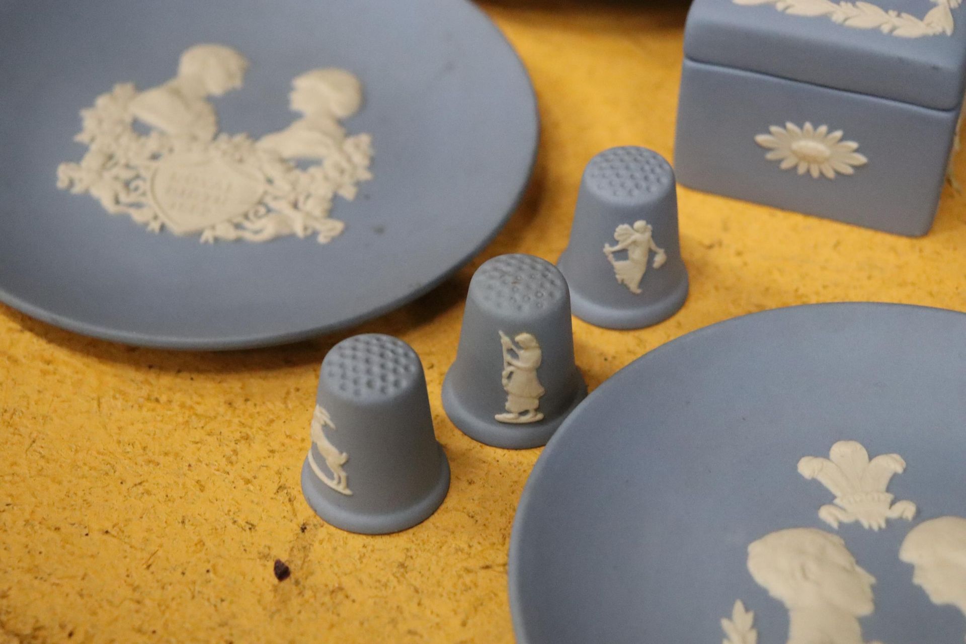 A COLLECTION OF WEDGWOOD POWDER BLUE JASPERWARE TO INCLUDE TABLE LIGHTERS, CANDLESTICKS, PIN - Bild 3 aus 10