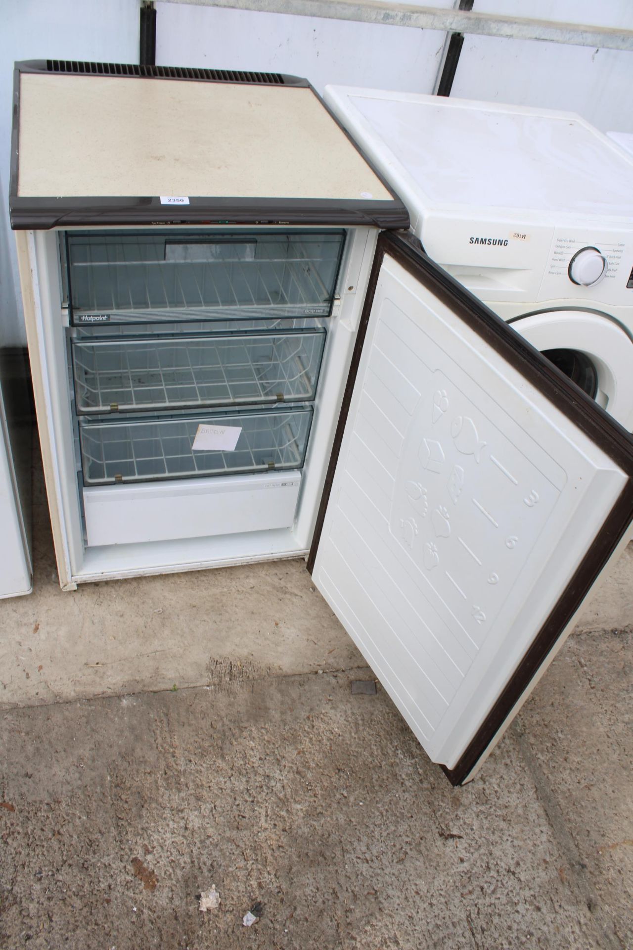 A BROWN AND CREAM HOTPOINT UNDER COUNTER FREEZER - Image 2 of 2