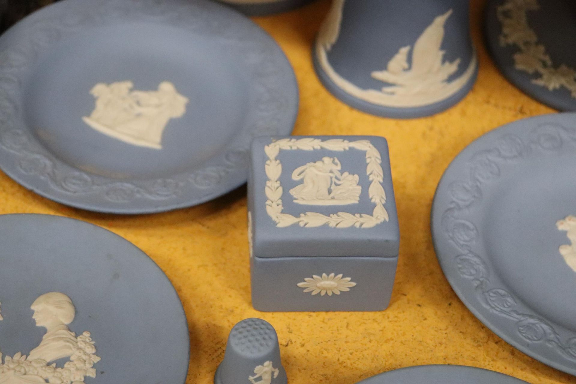 A COLLECTION OF WEDGWOOD POWDER BLUE JASPERWARE TO INCLUDE TABLE LIGHTERS, CANDLESTICKS, PIN - Bild 5 aus 10