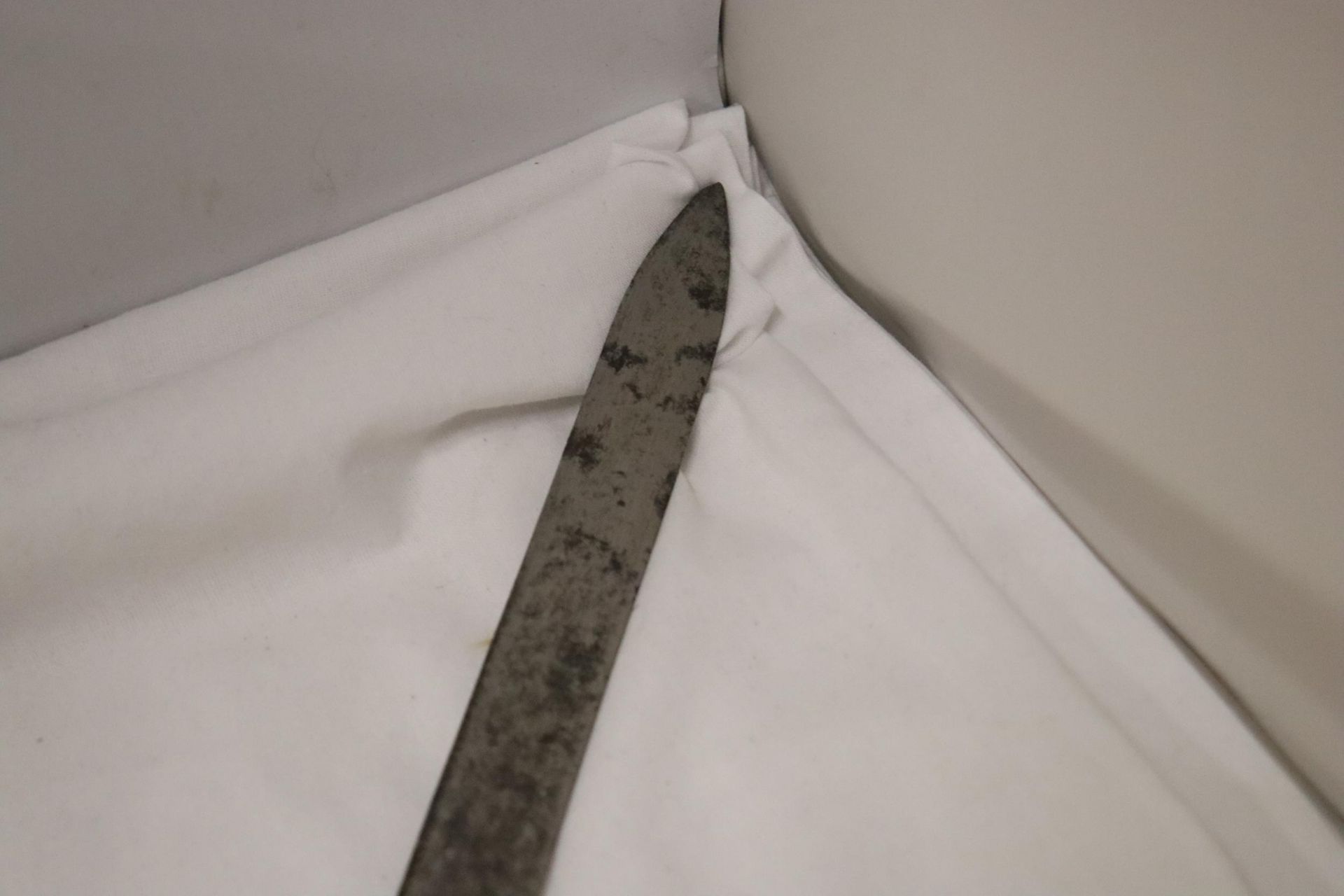 A VINTAGE SWORD WITH A BASKET HILT AND ENGRAVING TO THE TOP OF THE BLADE - Image 8 of 9